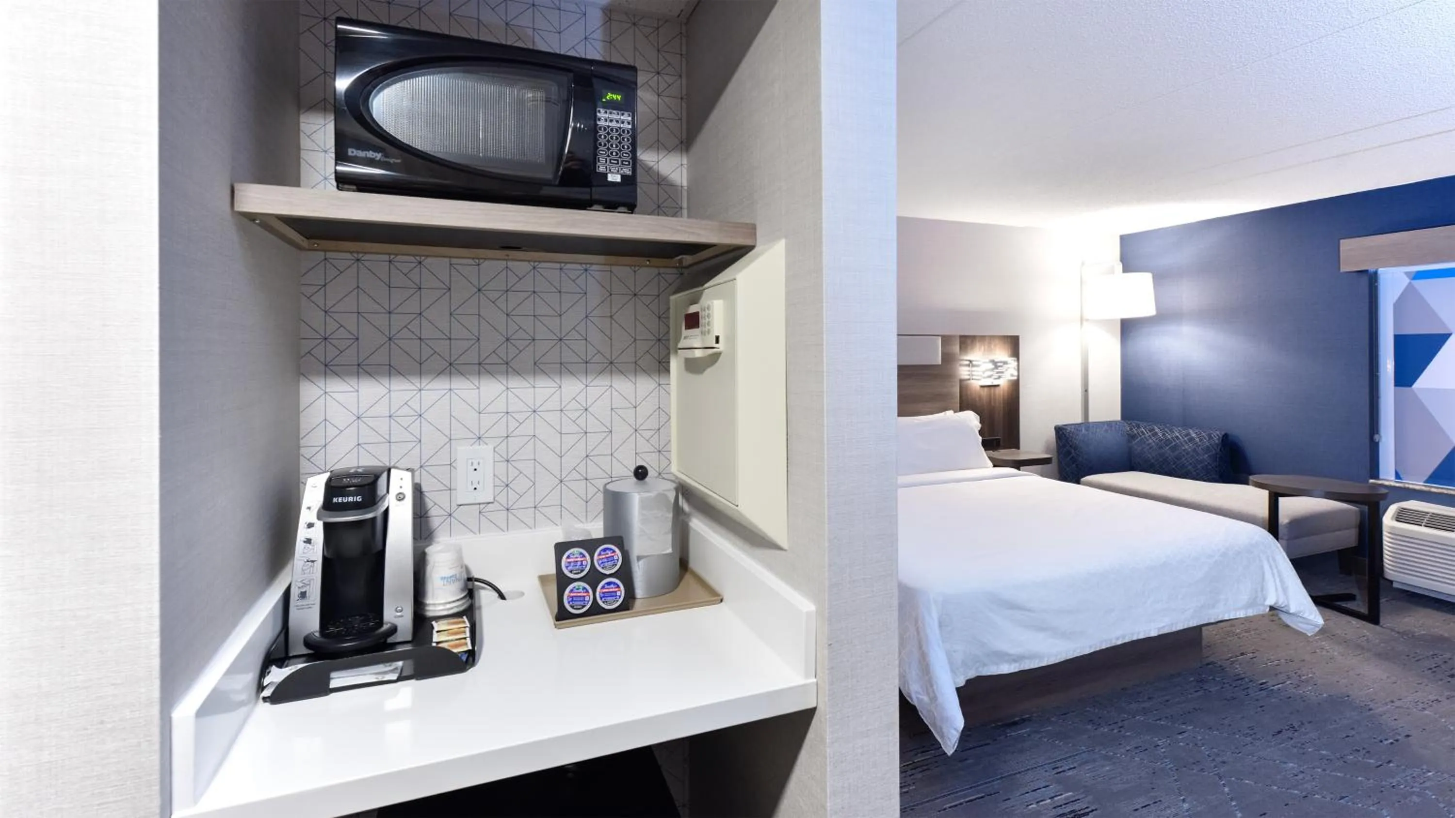 Coffee/tea facilities, Bed in Holiday Inn Express Hotel & Suites Waterloo - St. Jacobs Area, an IHG Hotel