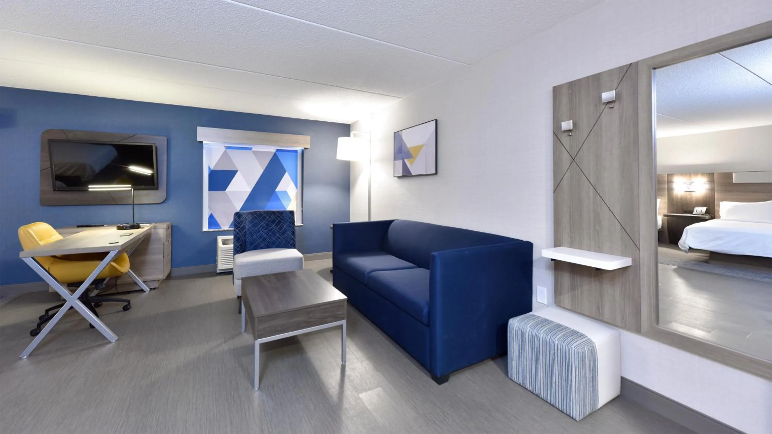 Seating area, Bed in Holiday Inn Express Hotel & Suites Waterloo - St. Jacobs Area, an IHG Hotel