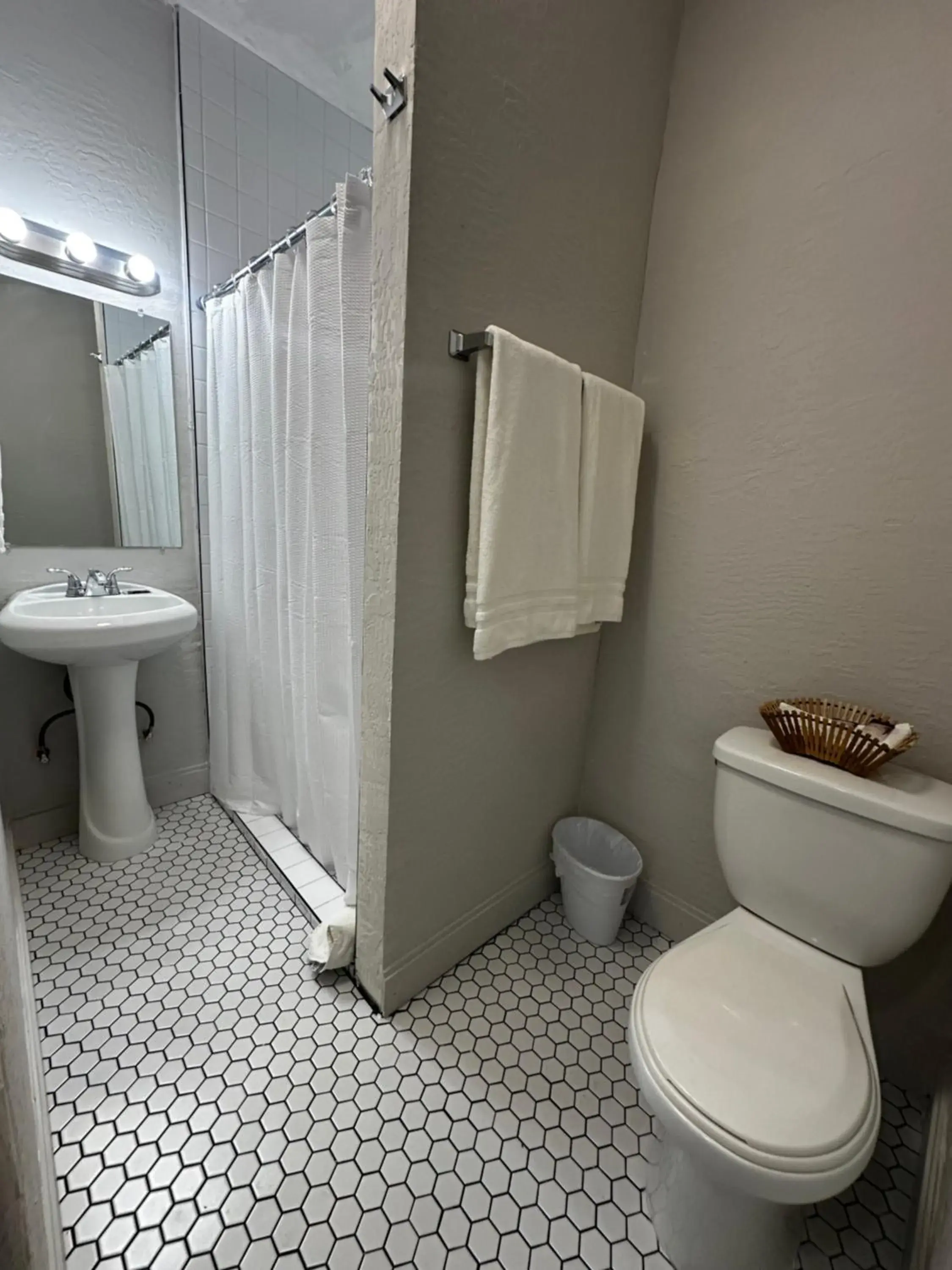 Bathroom in Arizona 9 Motor Hotel Bathroom in Arizona 9 Motor Hotel