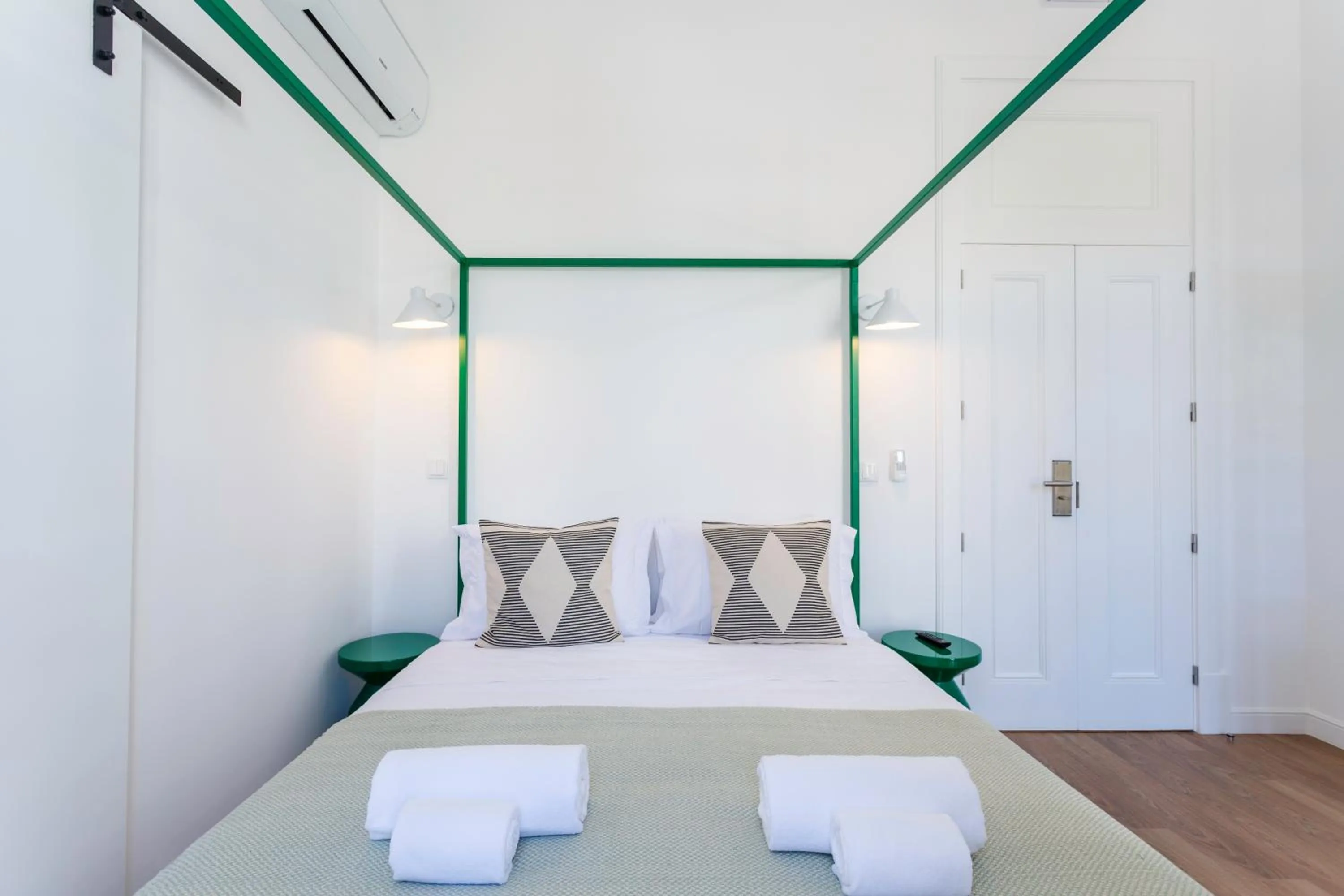 Bed in Alameda Exclusive House