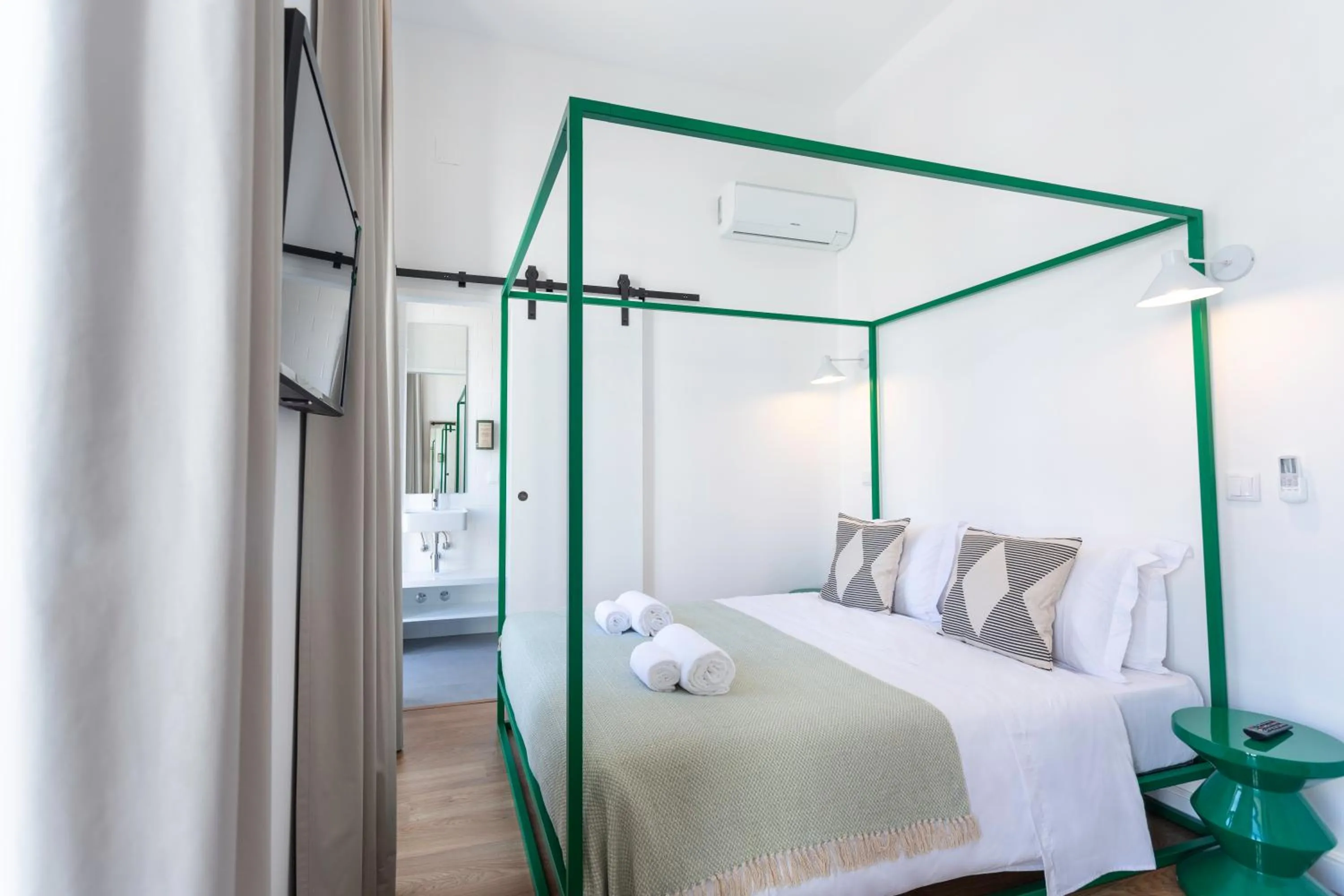 Bed in Alameda Exclusive House