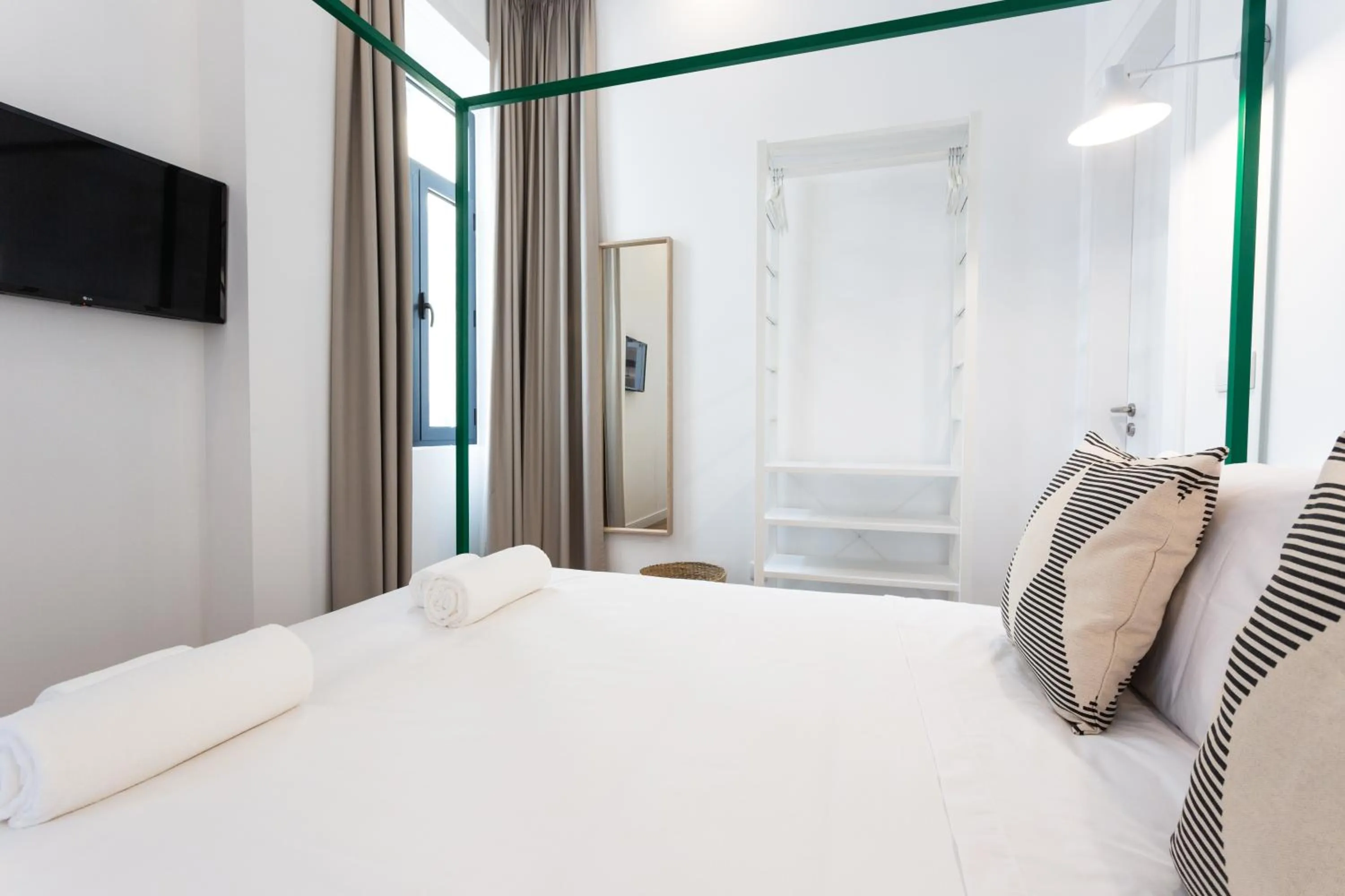 Bed in Alameda Exclusive House