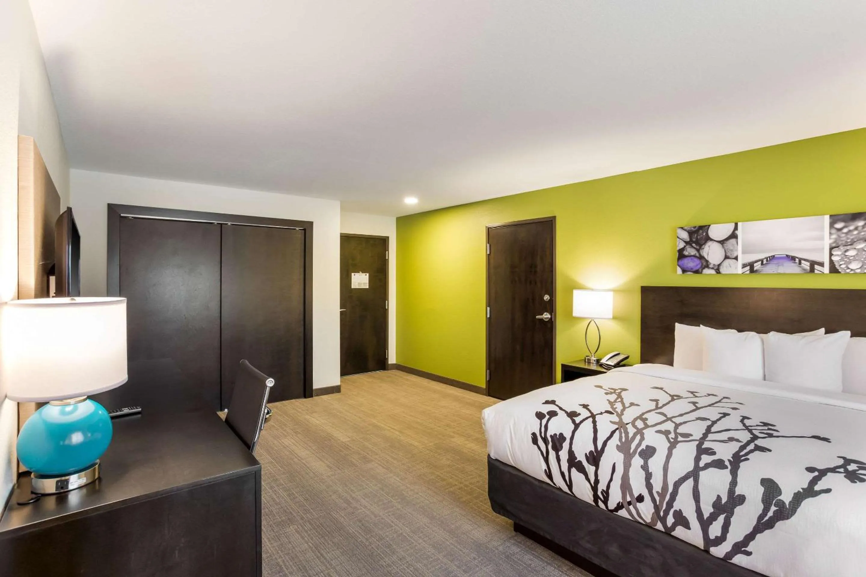 Photo of the whole room, Bed in Sleep Inn Logan Ohio-Hocking Hills