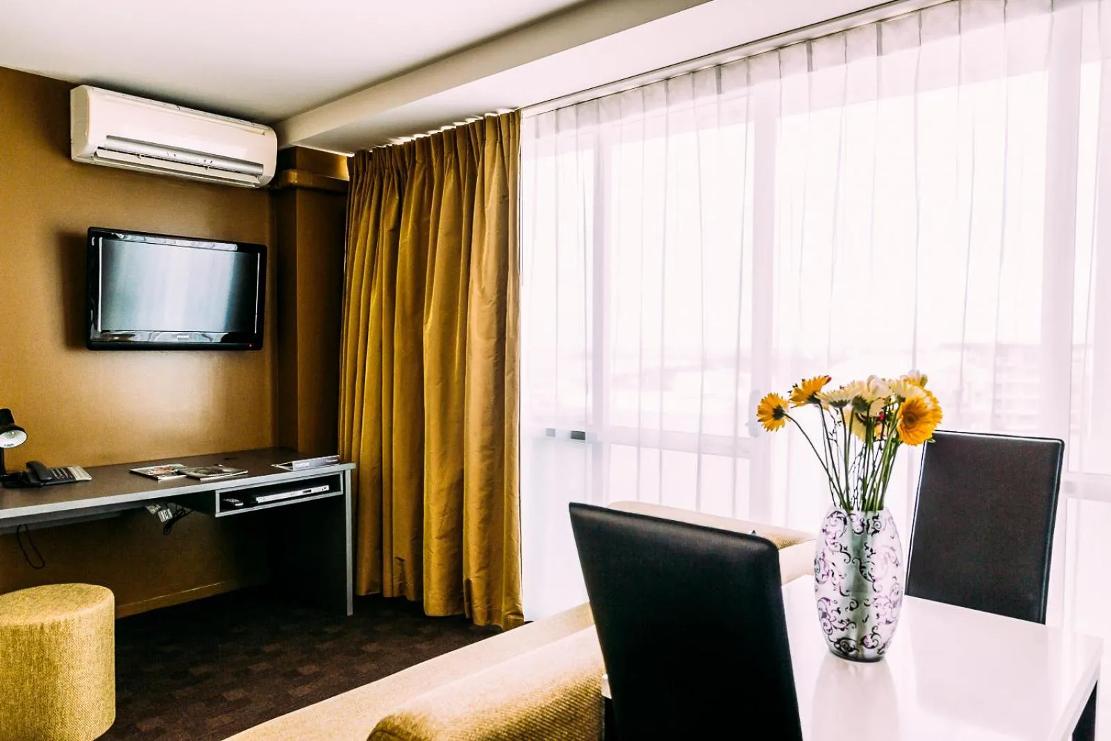 Living room in The Quadrant Hotel & Suites