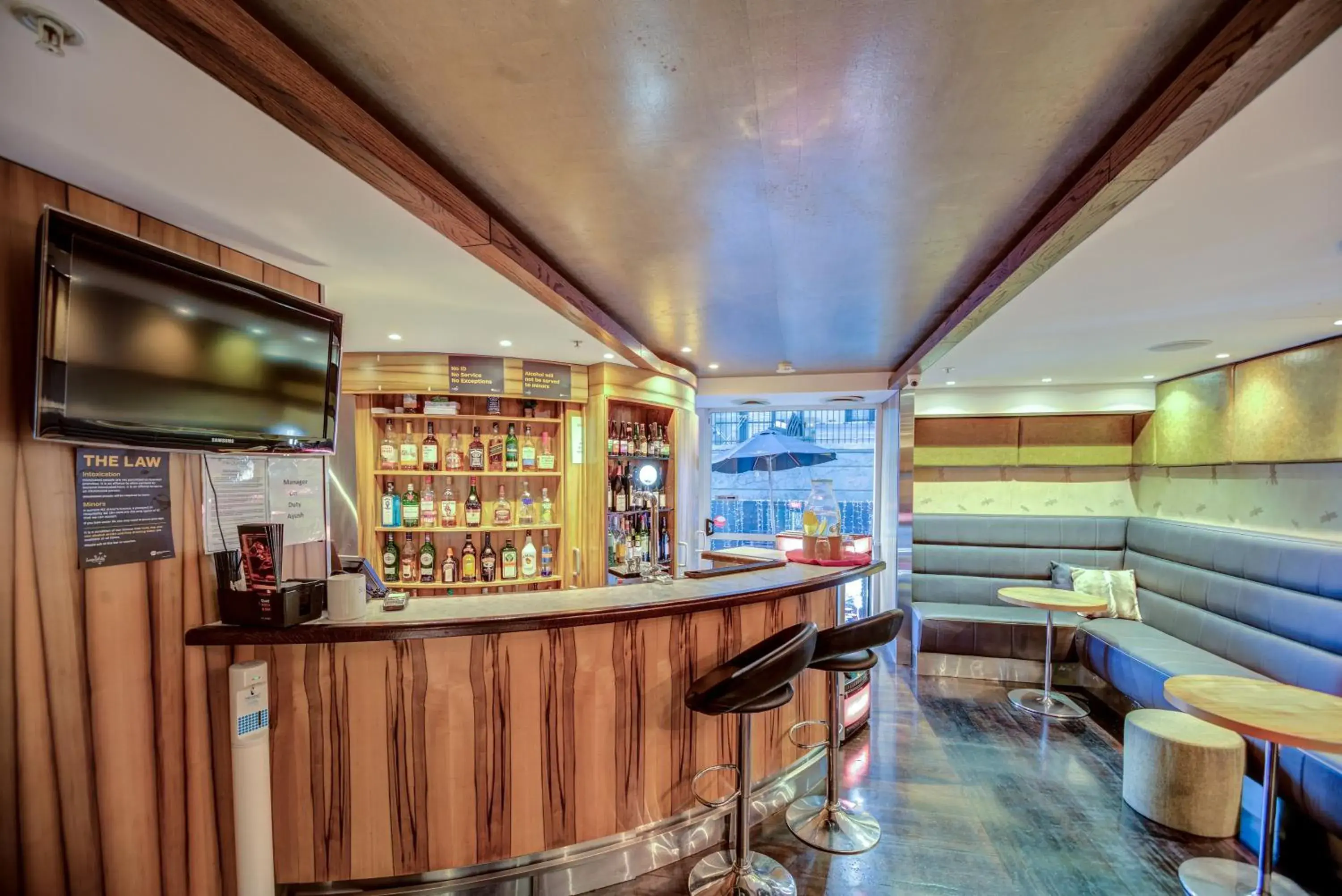 Lounge or bar in The Quadrant Hotel & Suites Lounge or bar in The Quadrant Hotel & Suites