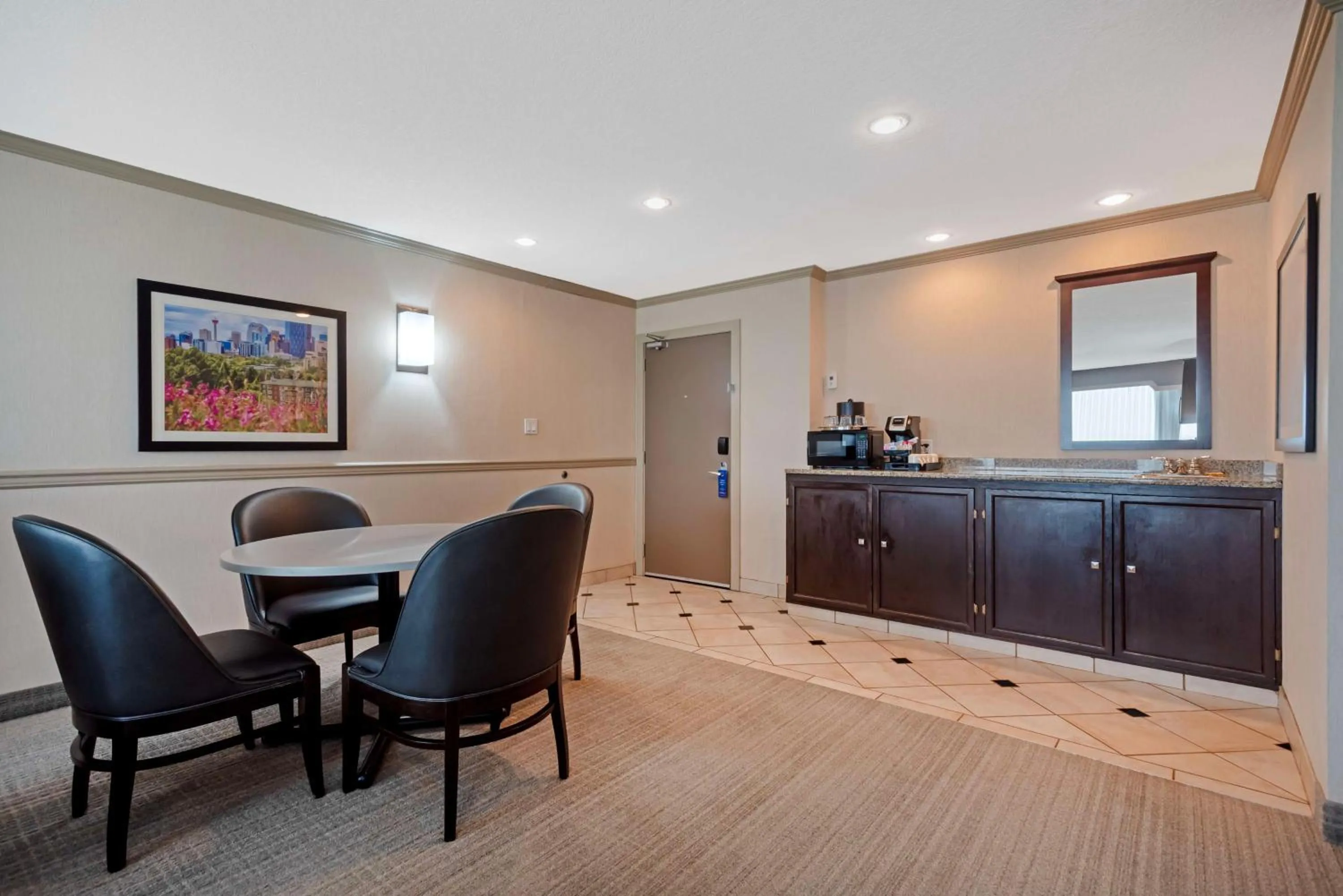 Bedroom in Best Western PLUS Port O'Call Hotel