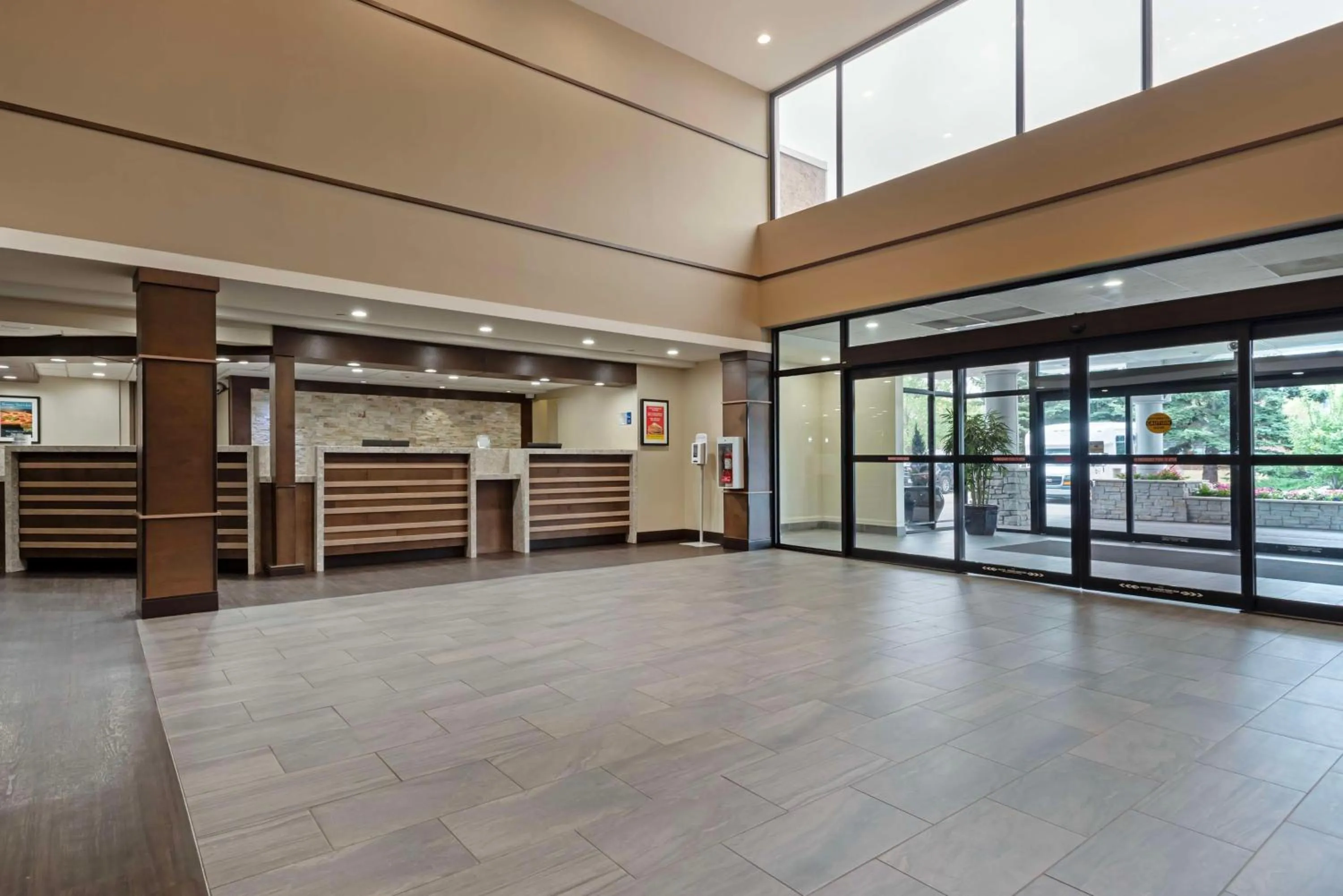 Lobby or reception in Best Western PLUS Port O'Call Hotel