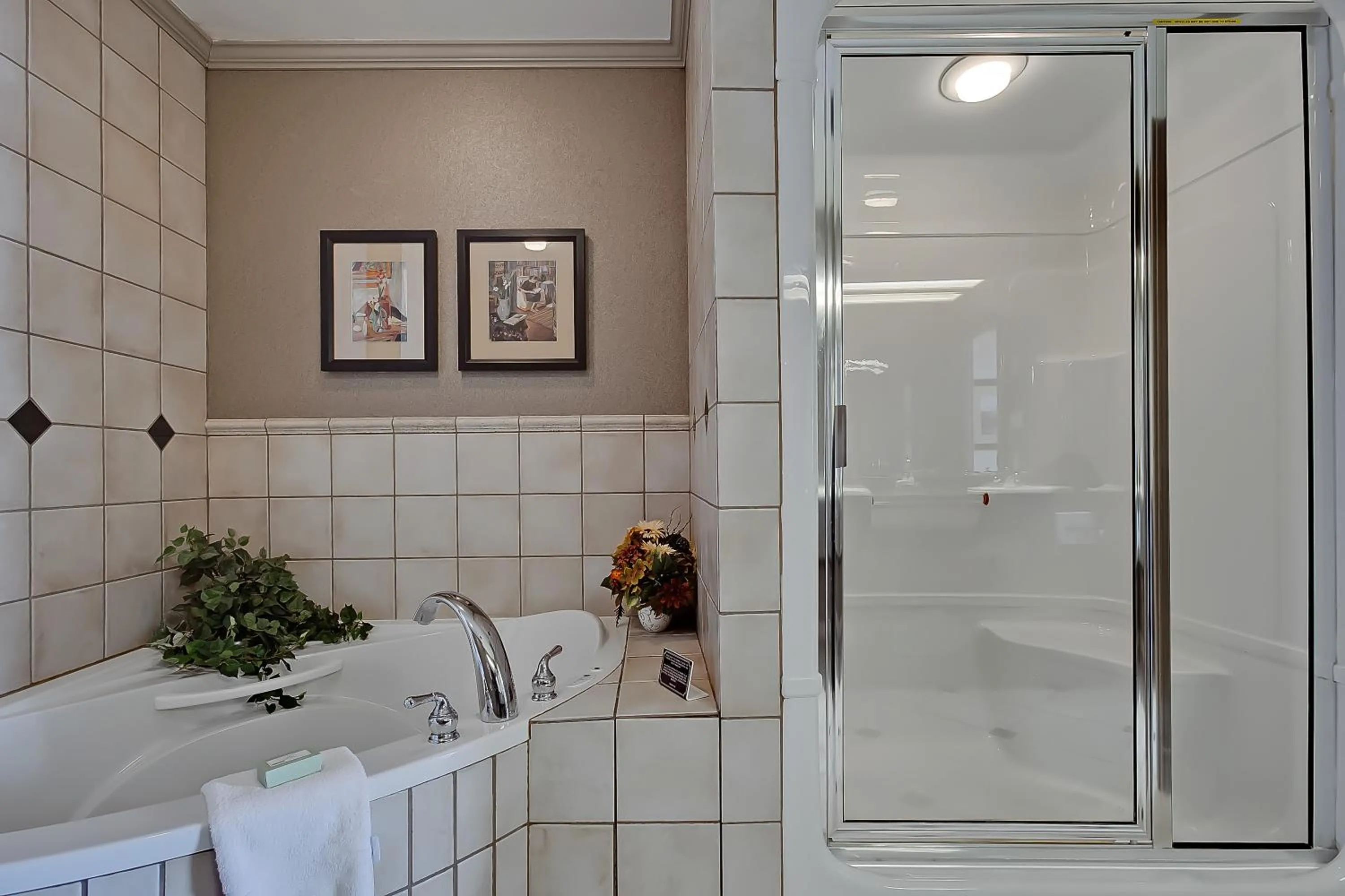 Bath in Best Western PLUS Port O'Call Hotel