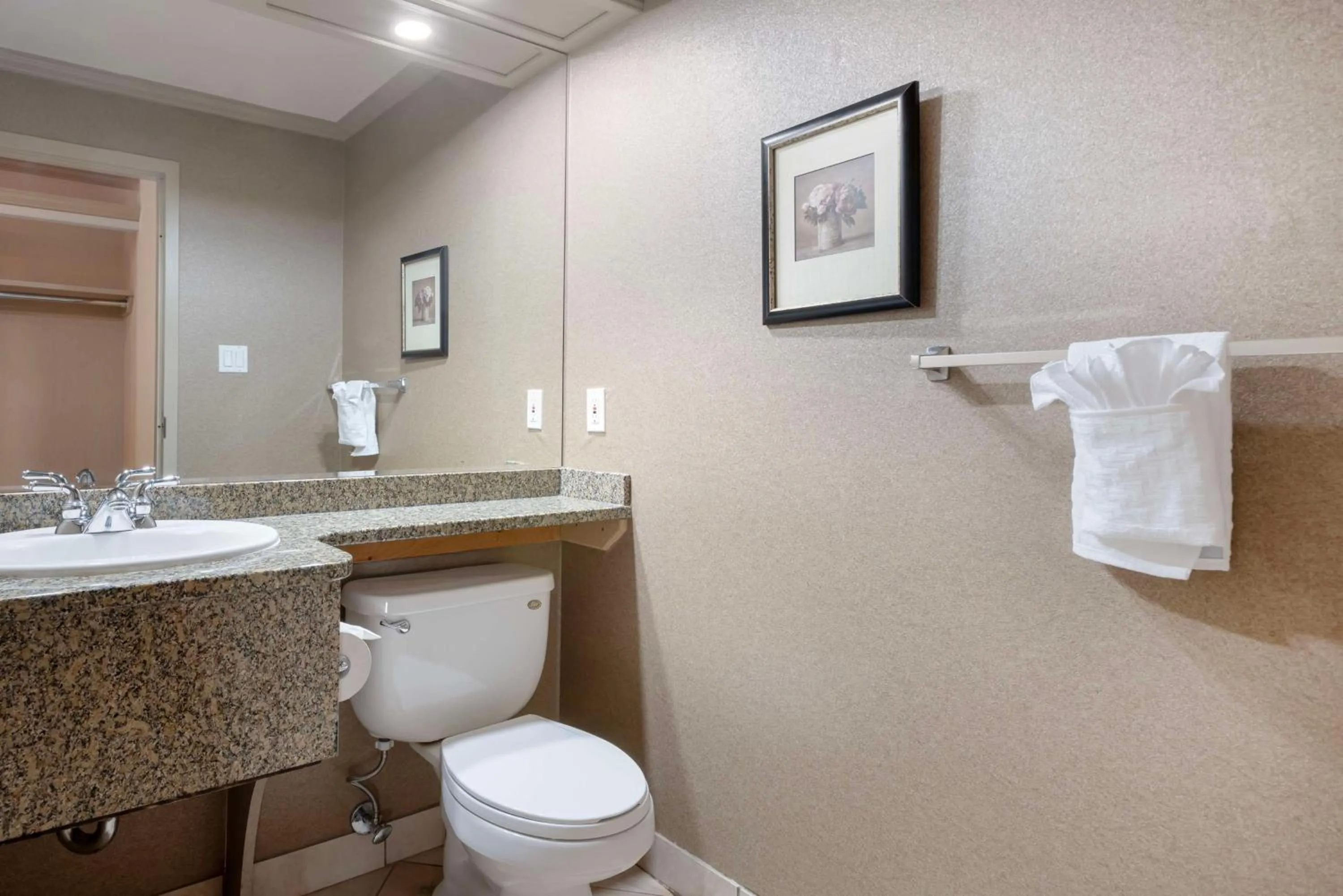 Bathroom in Best Western PLUS Port O'Call Hotel