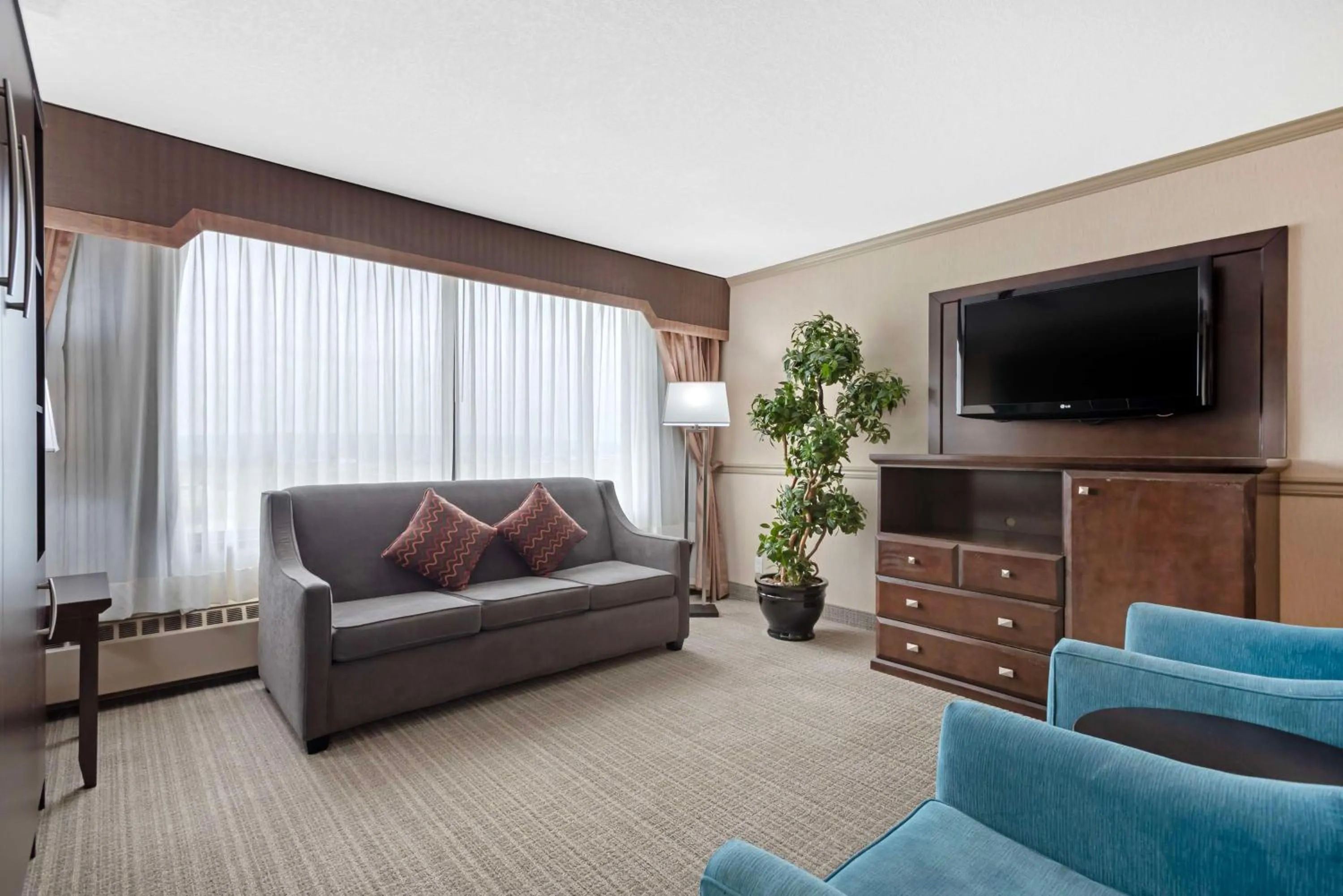 Bedroom in Best Western PLUS Port O'Call Hotel