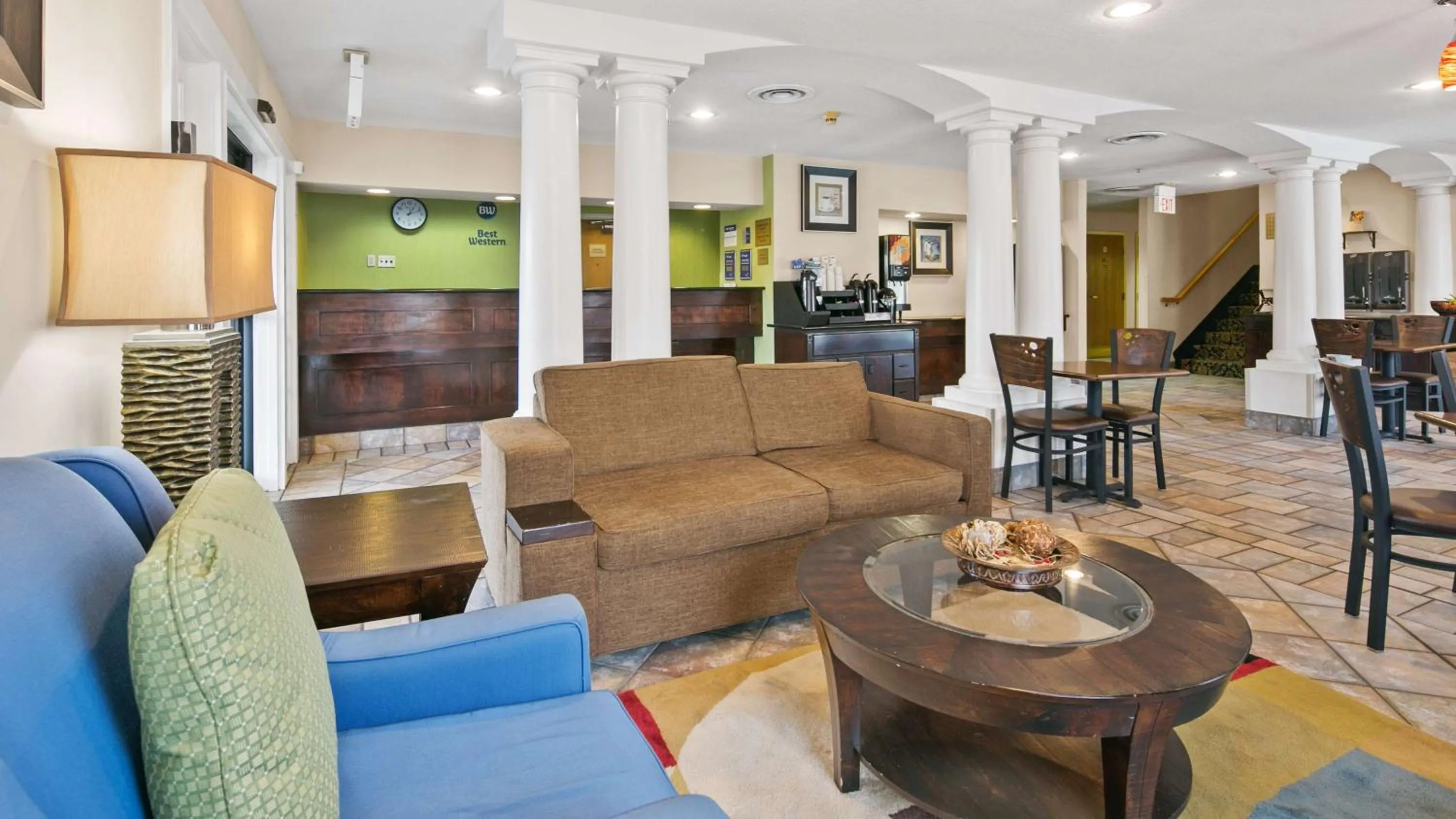 Lobby or reception in Best Western San Marcos