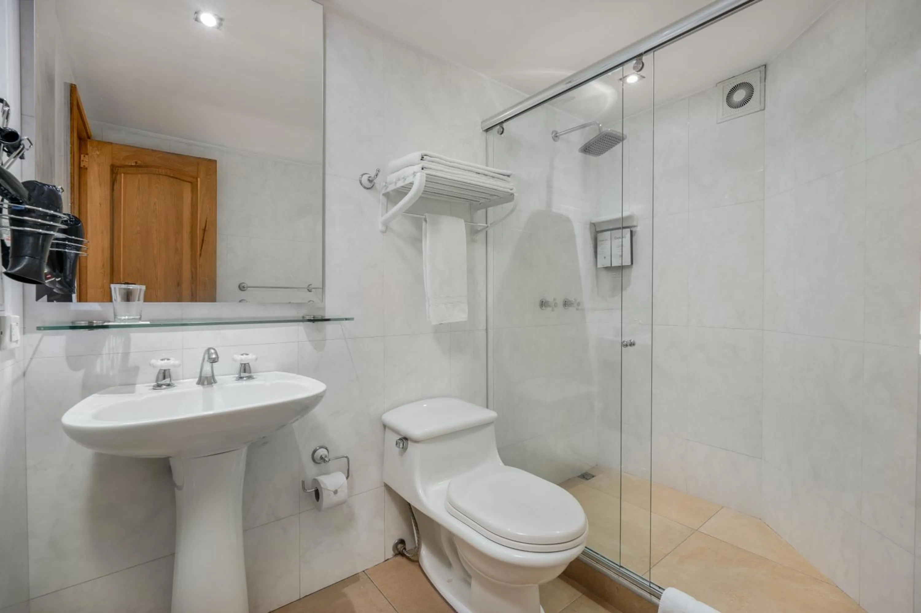 Shower in Hotel Egina Bogotá