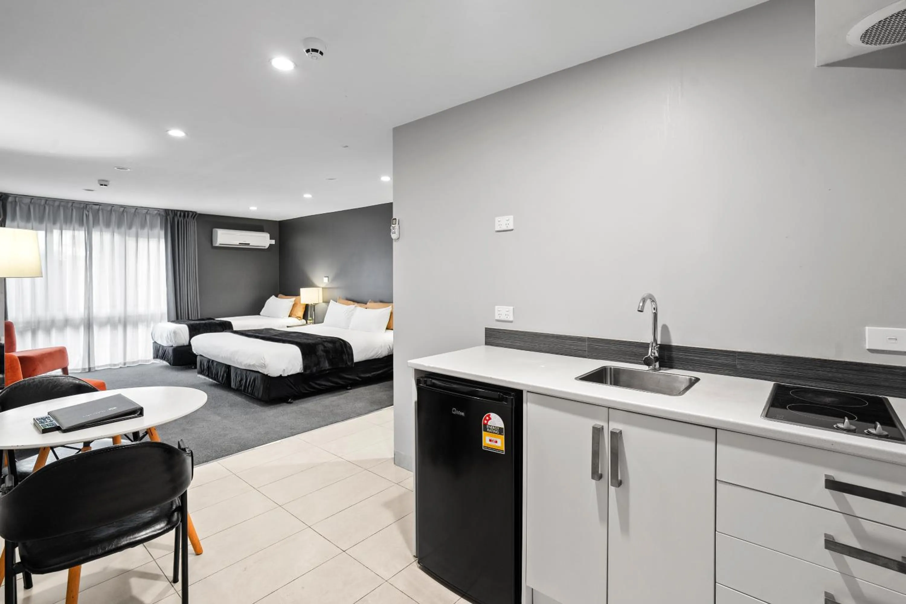 Kitchen or kitchenette, Bed in 136 On Bealey Motel