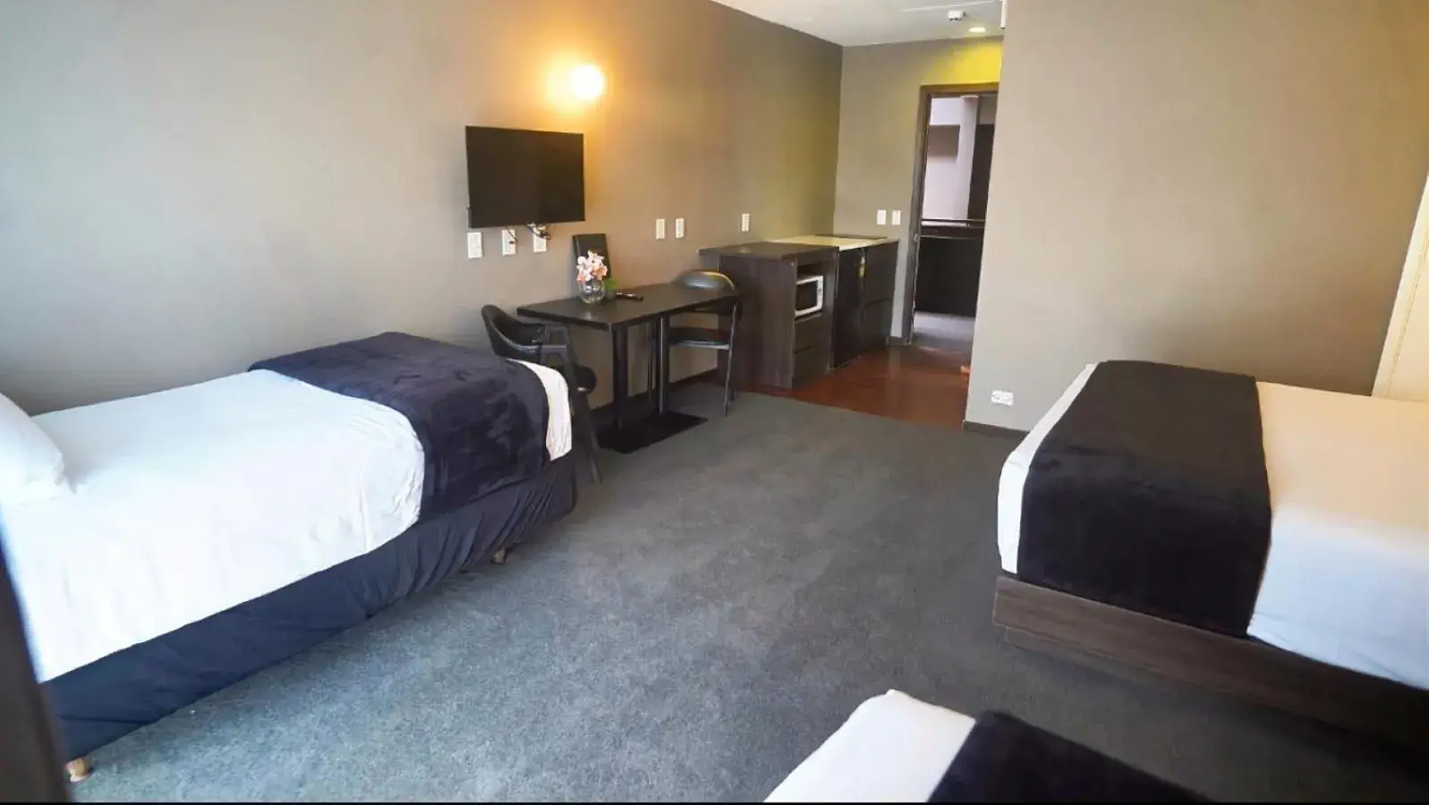 Dining area, Bed in 136 On Bealey Motel Dining area, Bed in 136 On Bealey Motel