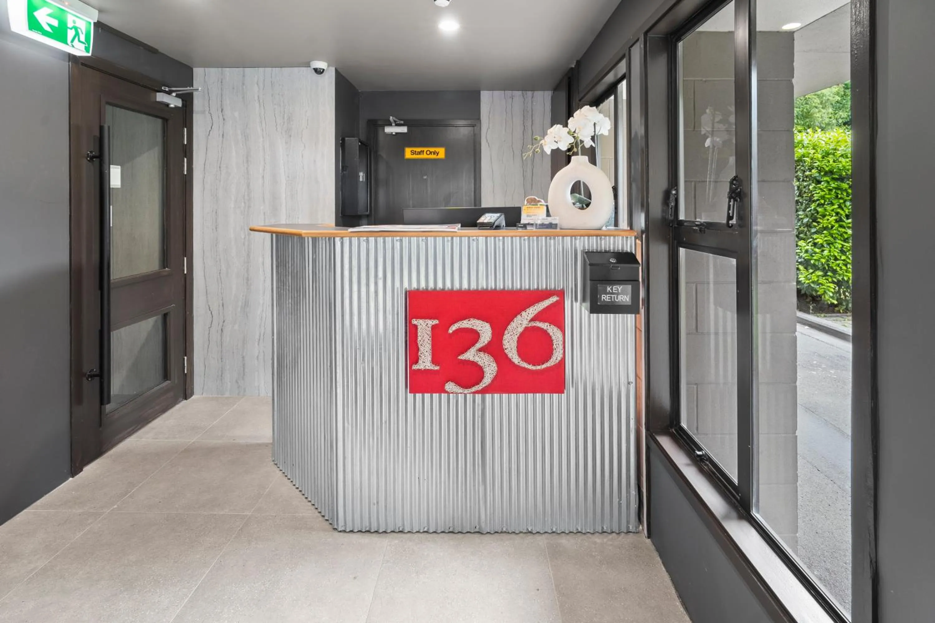 Logo/Certificate/Sign in 136 On Bealey Motel