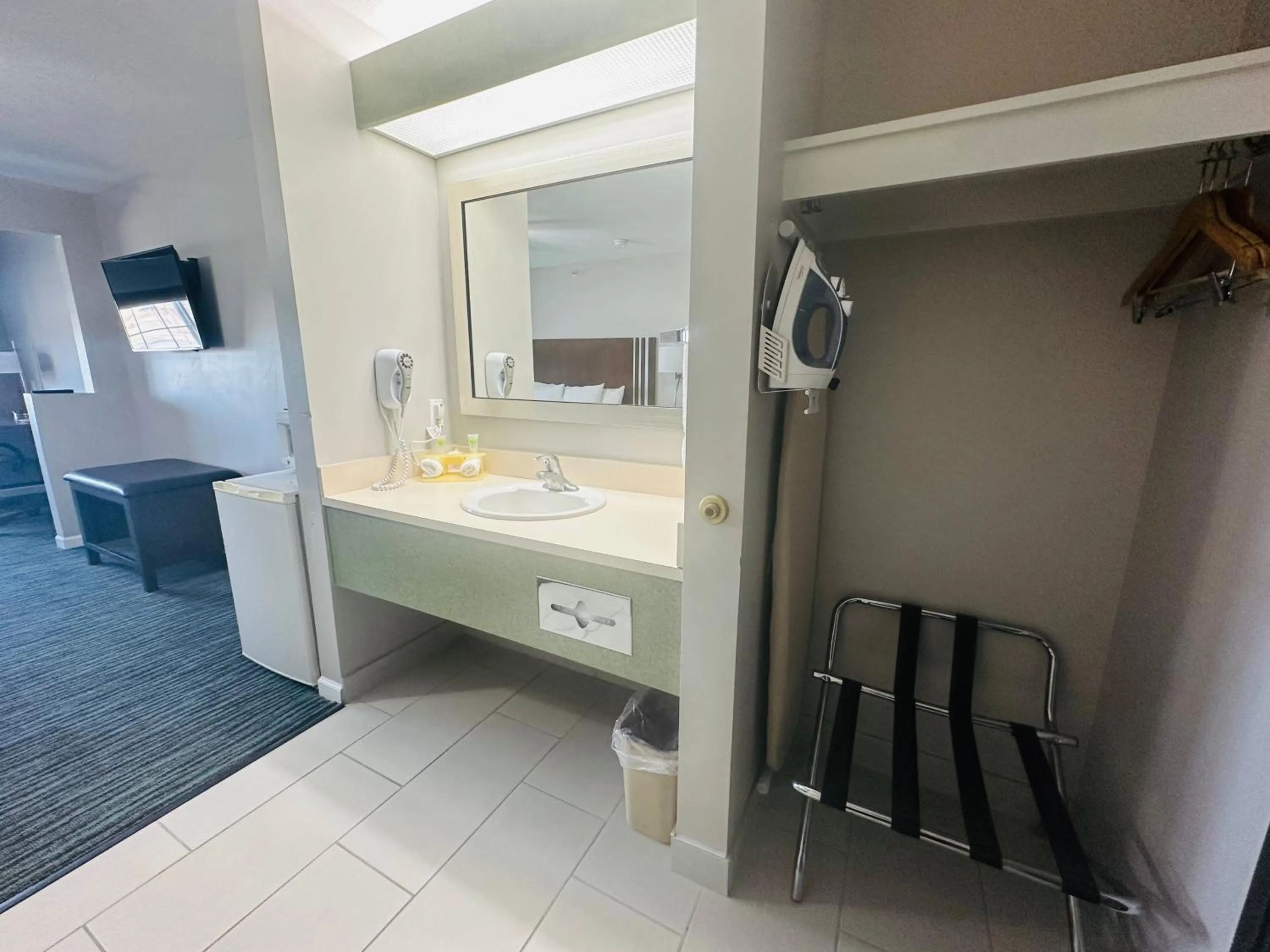 Bathroom in BridgePointe Inn & Suites by BPhotels, Lincoln I-80 & 27th St