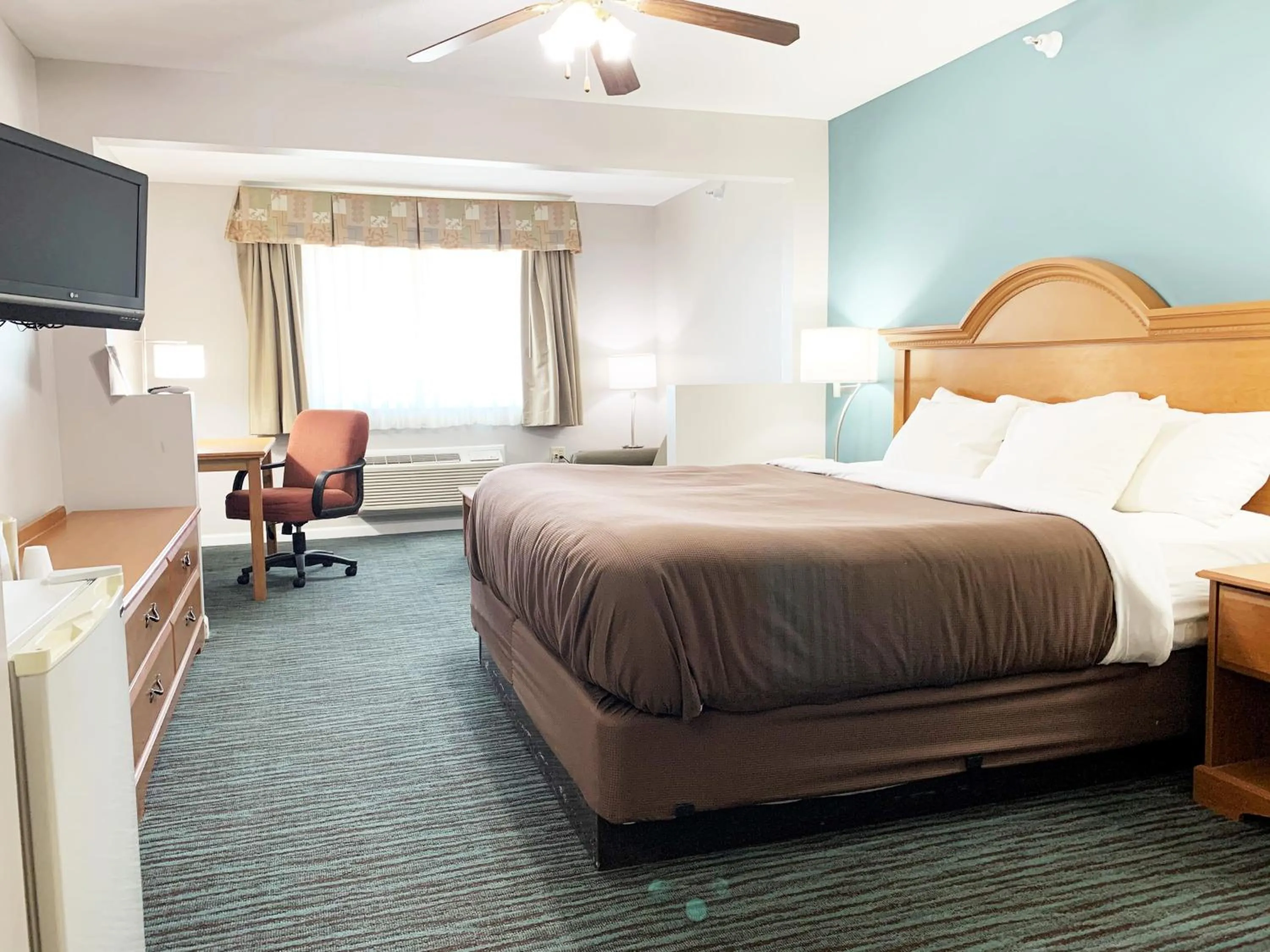 Bed in BridgePointe Inn & Suites by BPhotels, Lincoln I-80 & 27th St