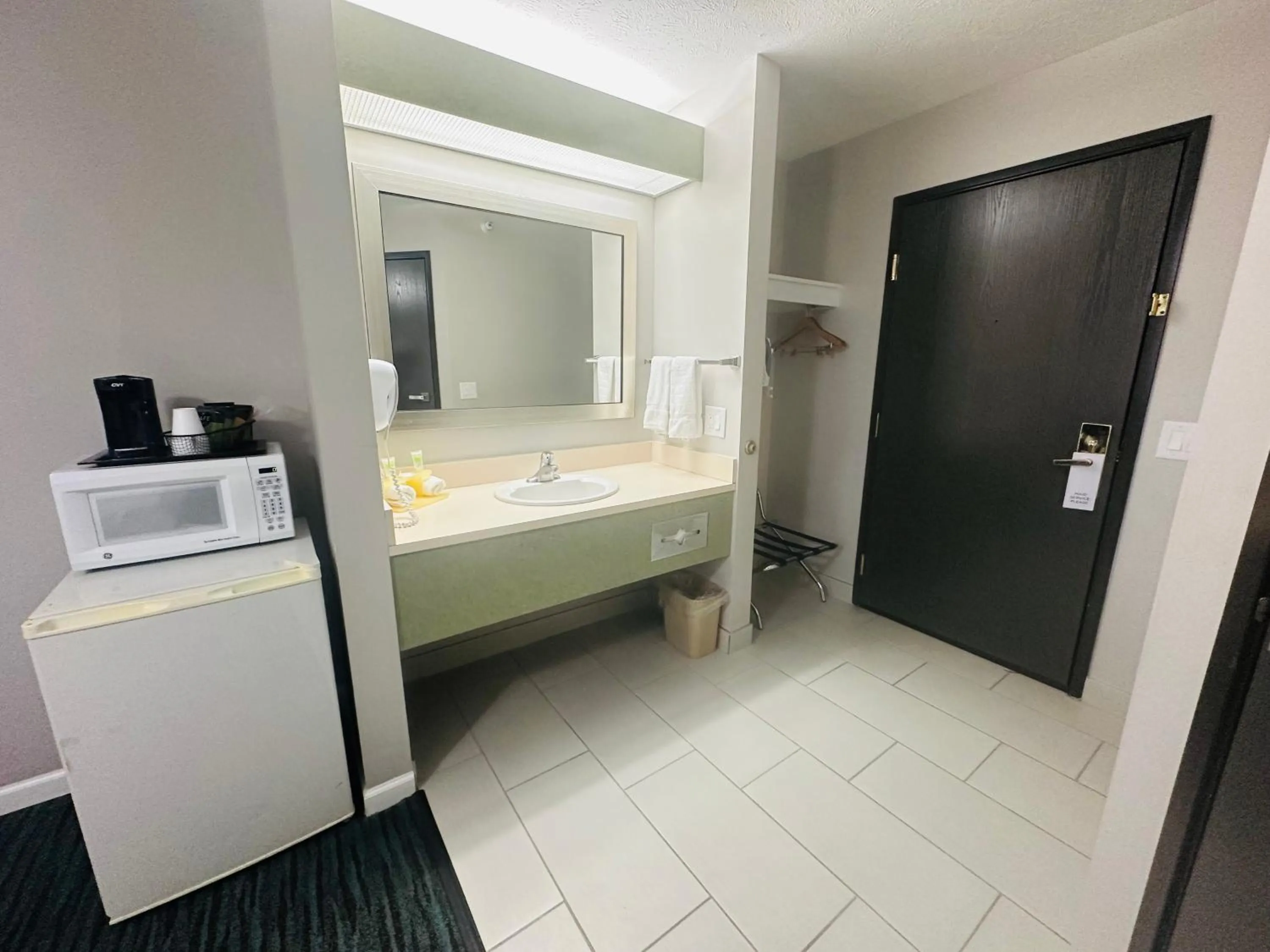 Bathroom in BridgePointe Inn & Suites by BPhotels, Lincoln I-80 & 27th St