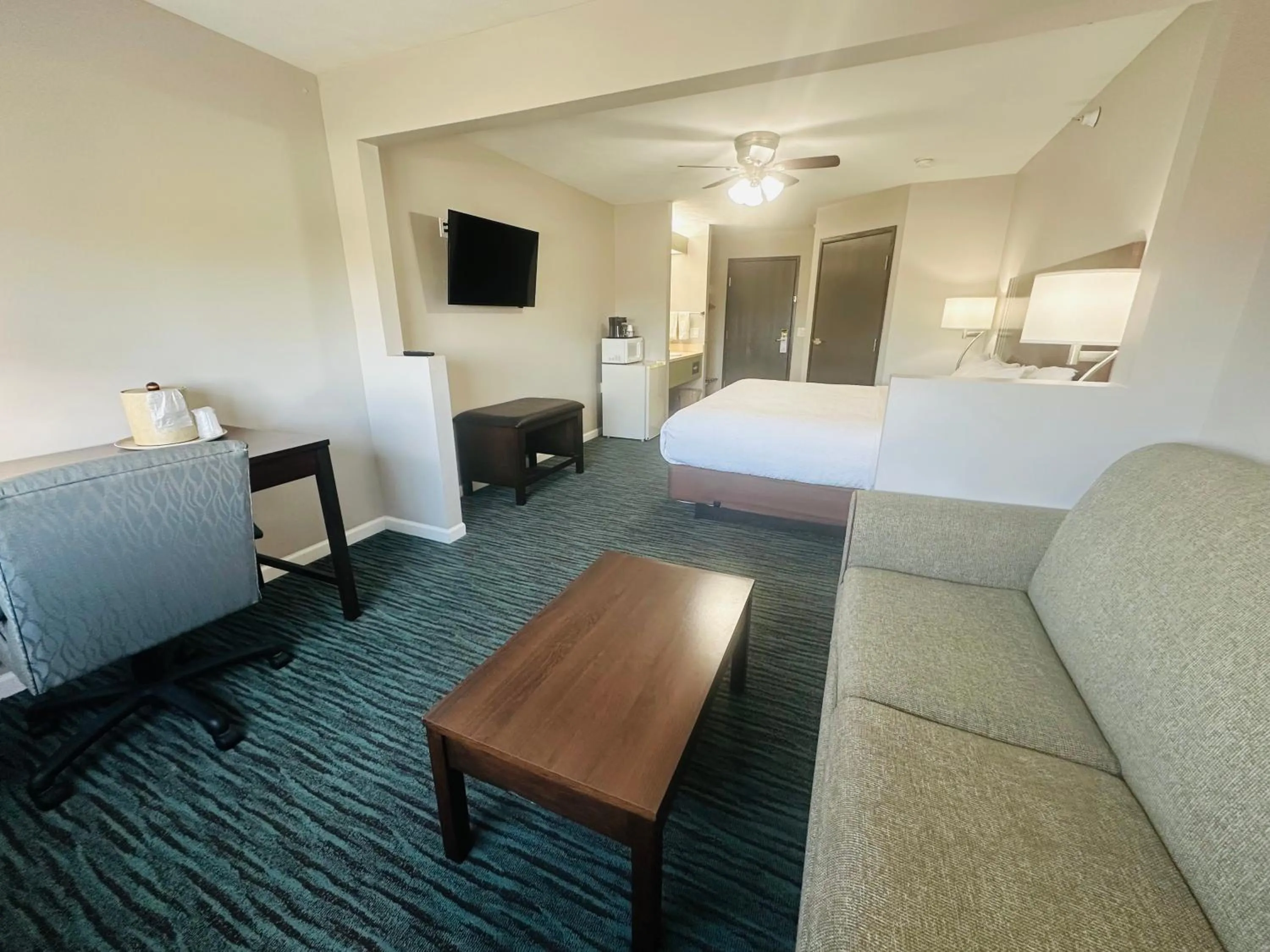 Photo of the whole room, Bed in BridgePointe Inn & Suites by BPhotels, Lincoln I-80 & 27th St