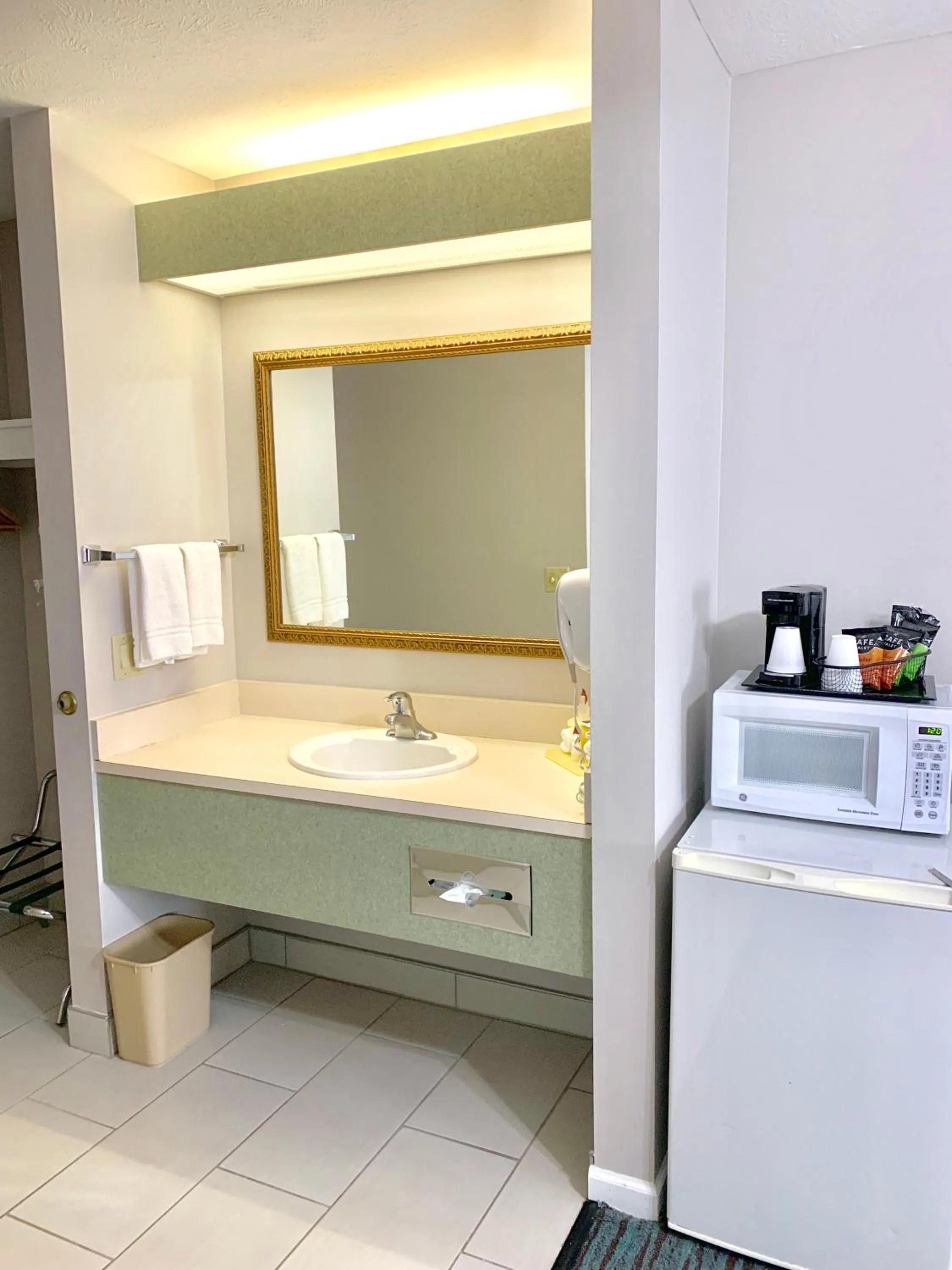 Bathroom, Bed in BridgePointe Inn & Suites by BPhotels, Lincoln I-80 & 27th St