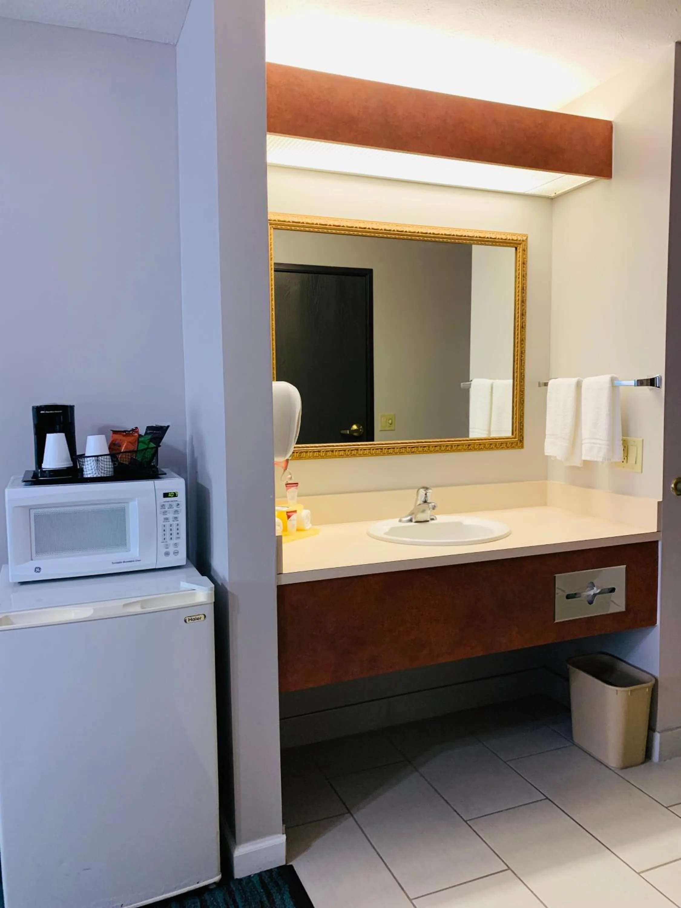Bathroom in BridgePointe Inn & Suites by BPhotels, Lincoln I-80 & 27th St