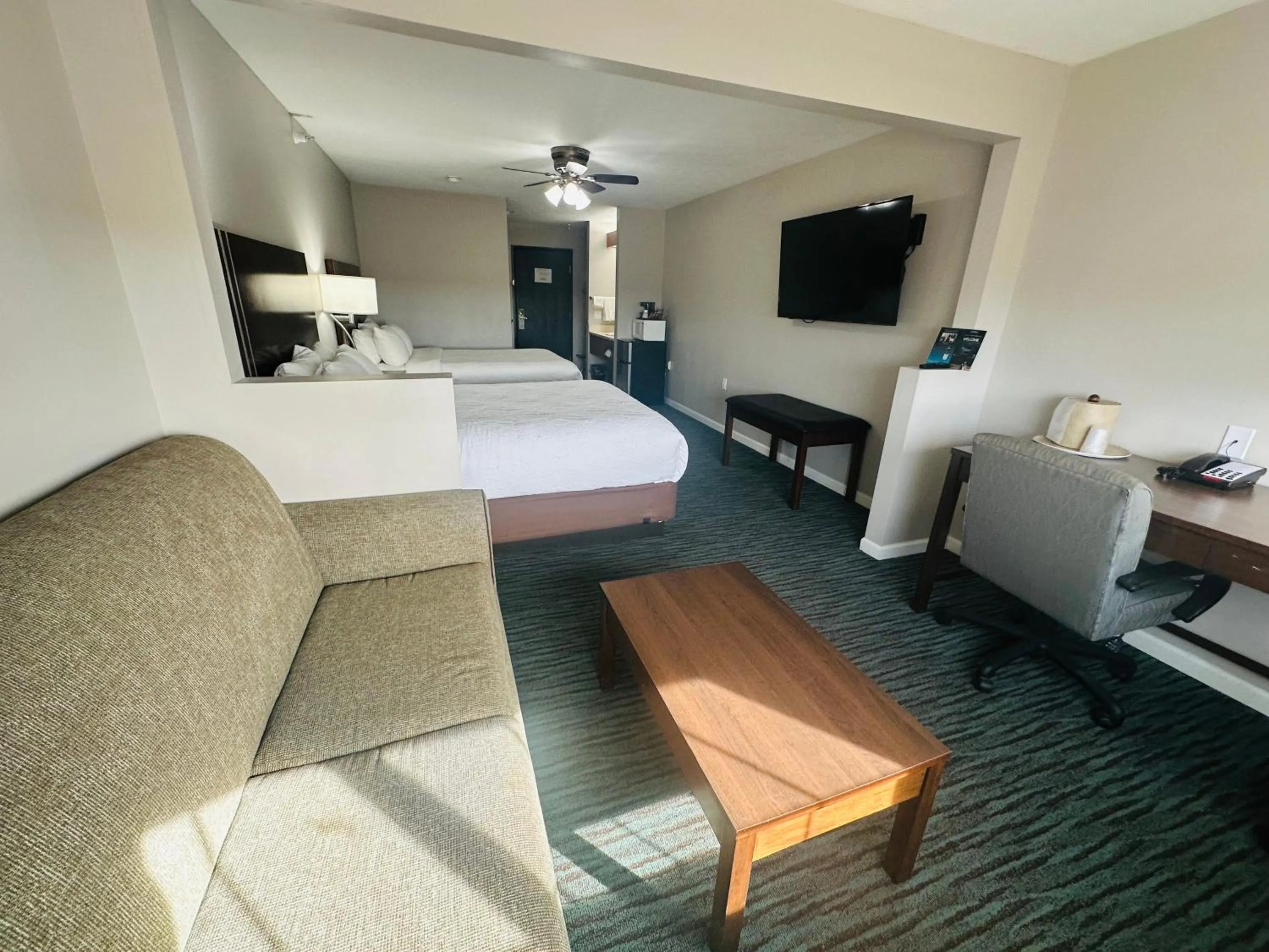 Photo of the whole room, Bed in BridgePointe Inn & Suites by BPhotels, Lincoln I-80 & 27th St