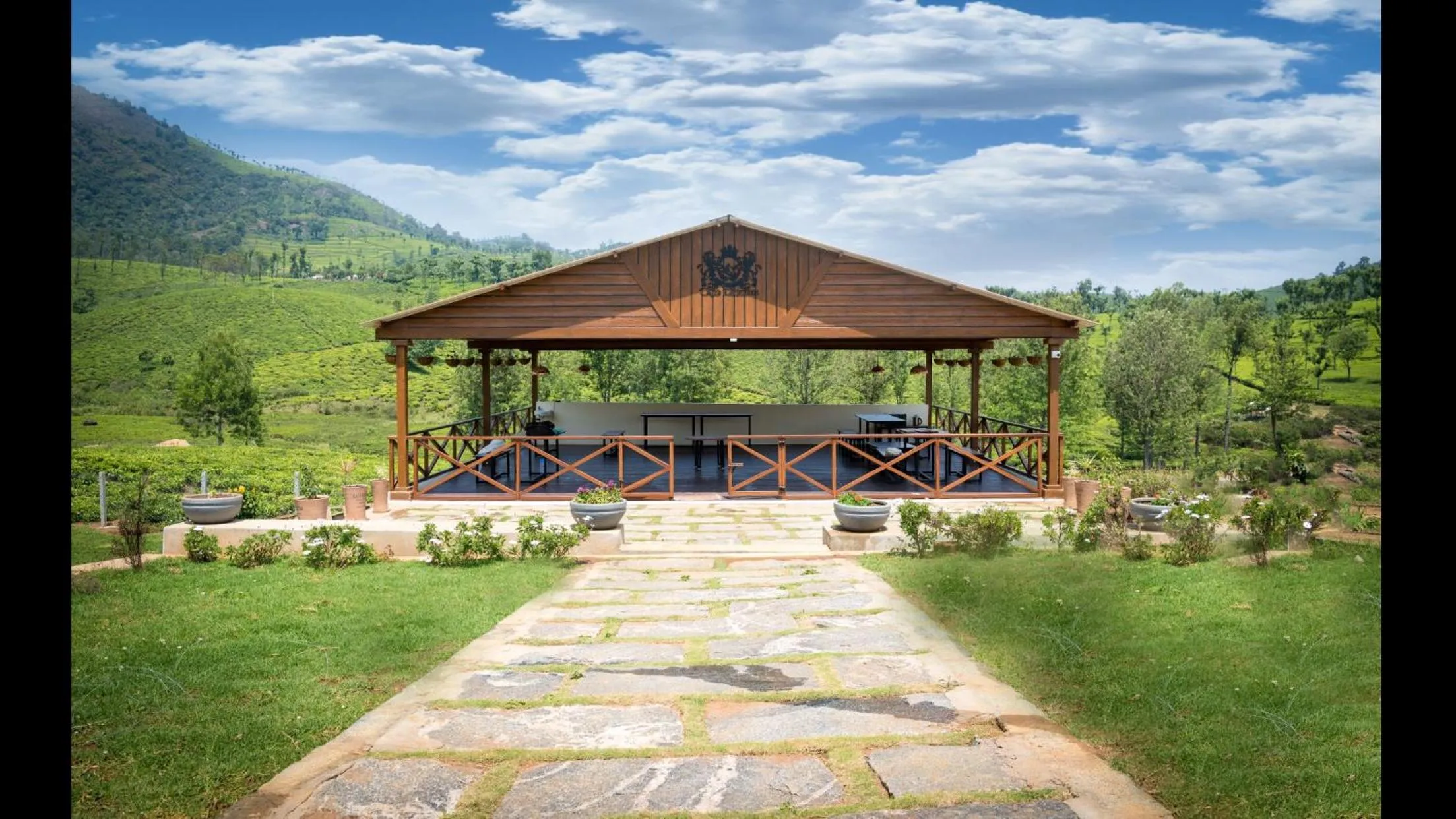 Restaurant/places to eat in The Realm