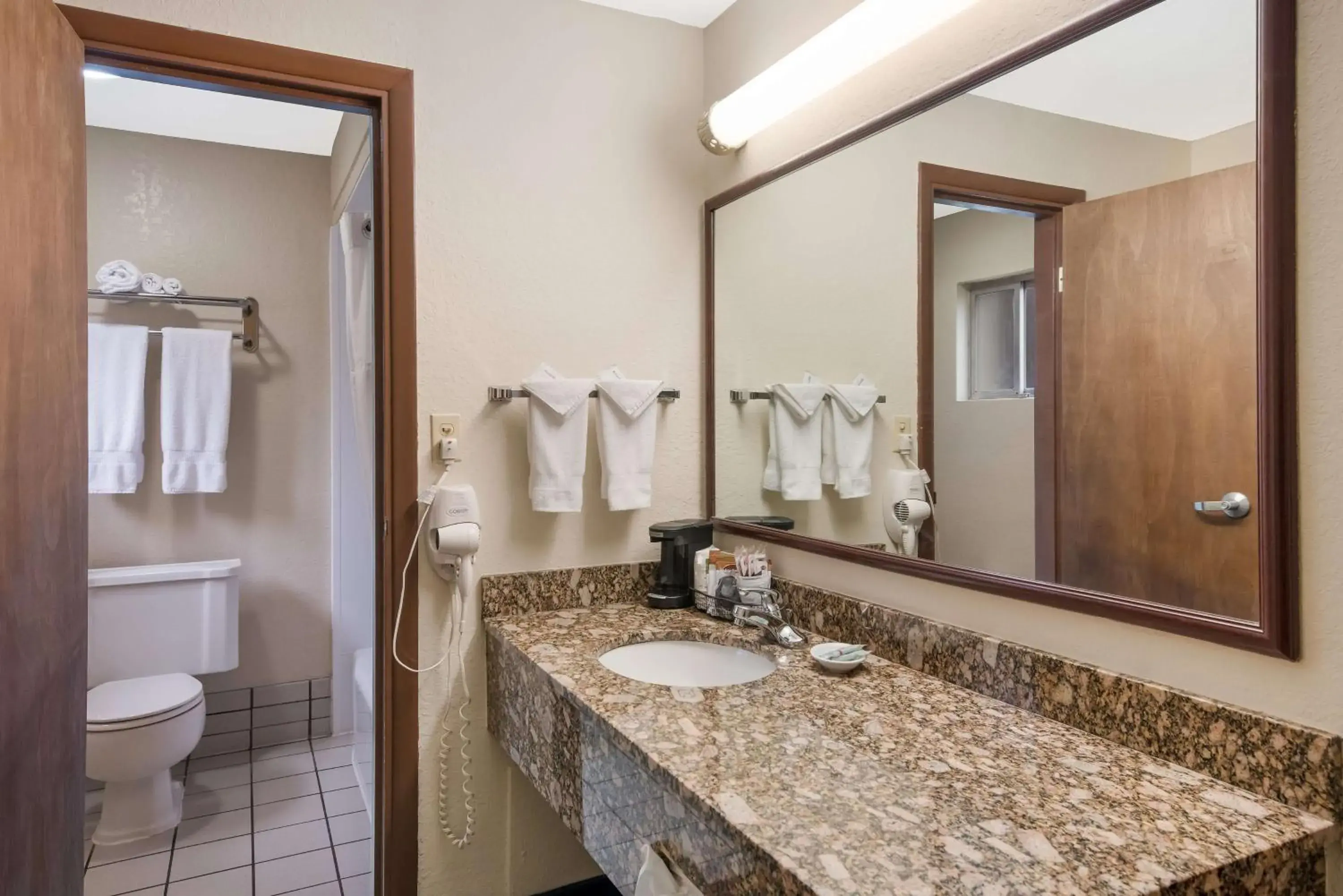 Double Room Downstairs - Smoking in Best Western Winners Circle Double Room Downstairs - Smoking in Best Western Winners Circle