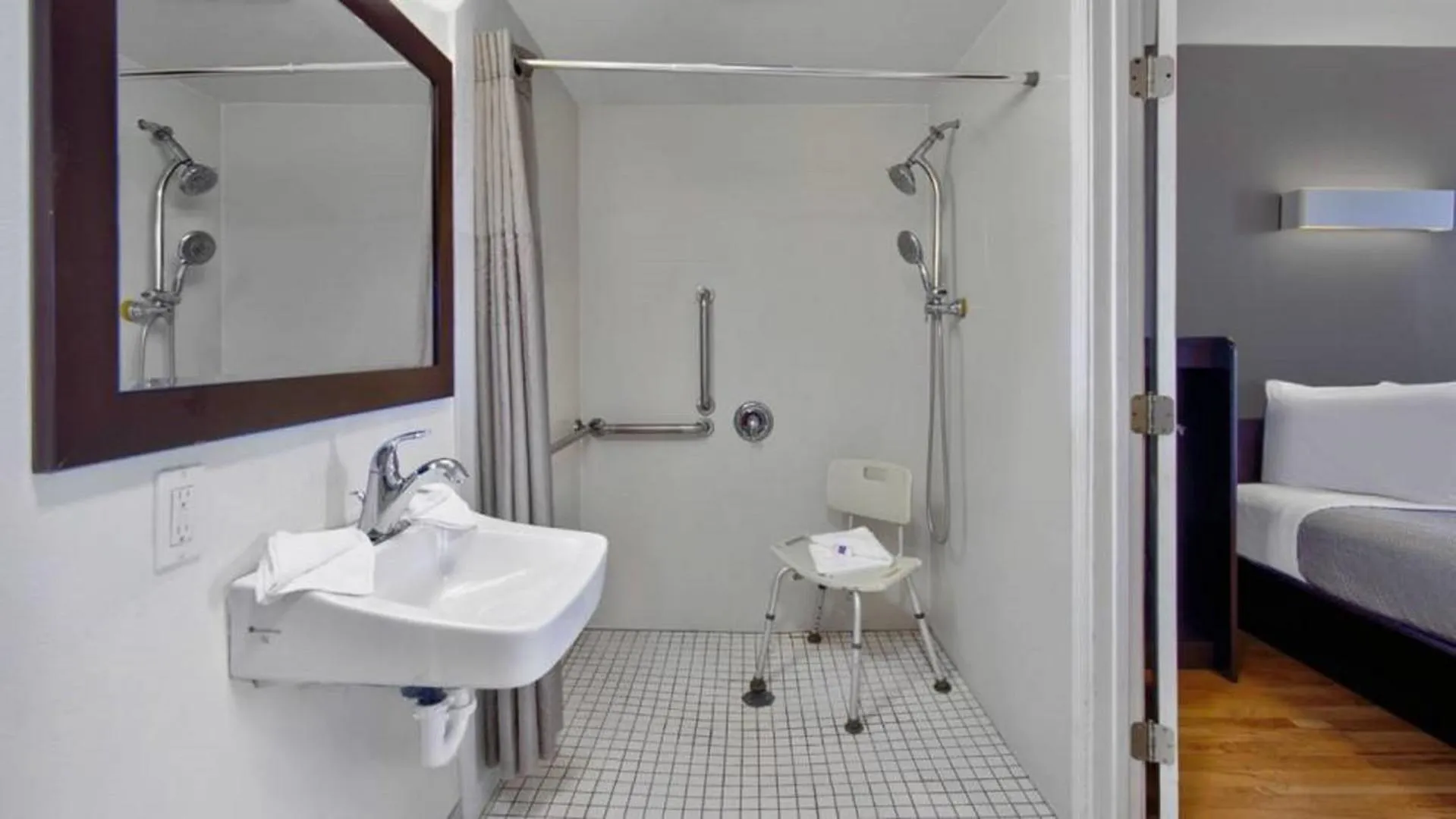 Bathroom, Bed in Motel 6 Victorville