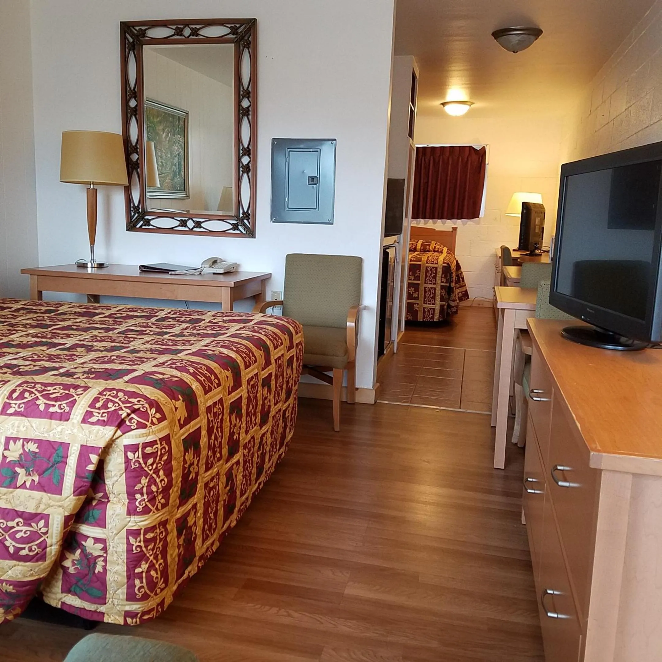 Photo of the whole room, Bed in San Juan Motel