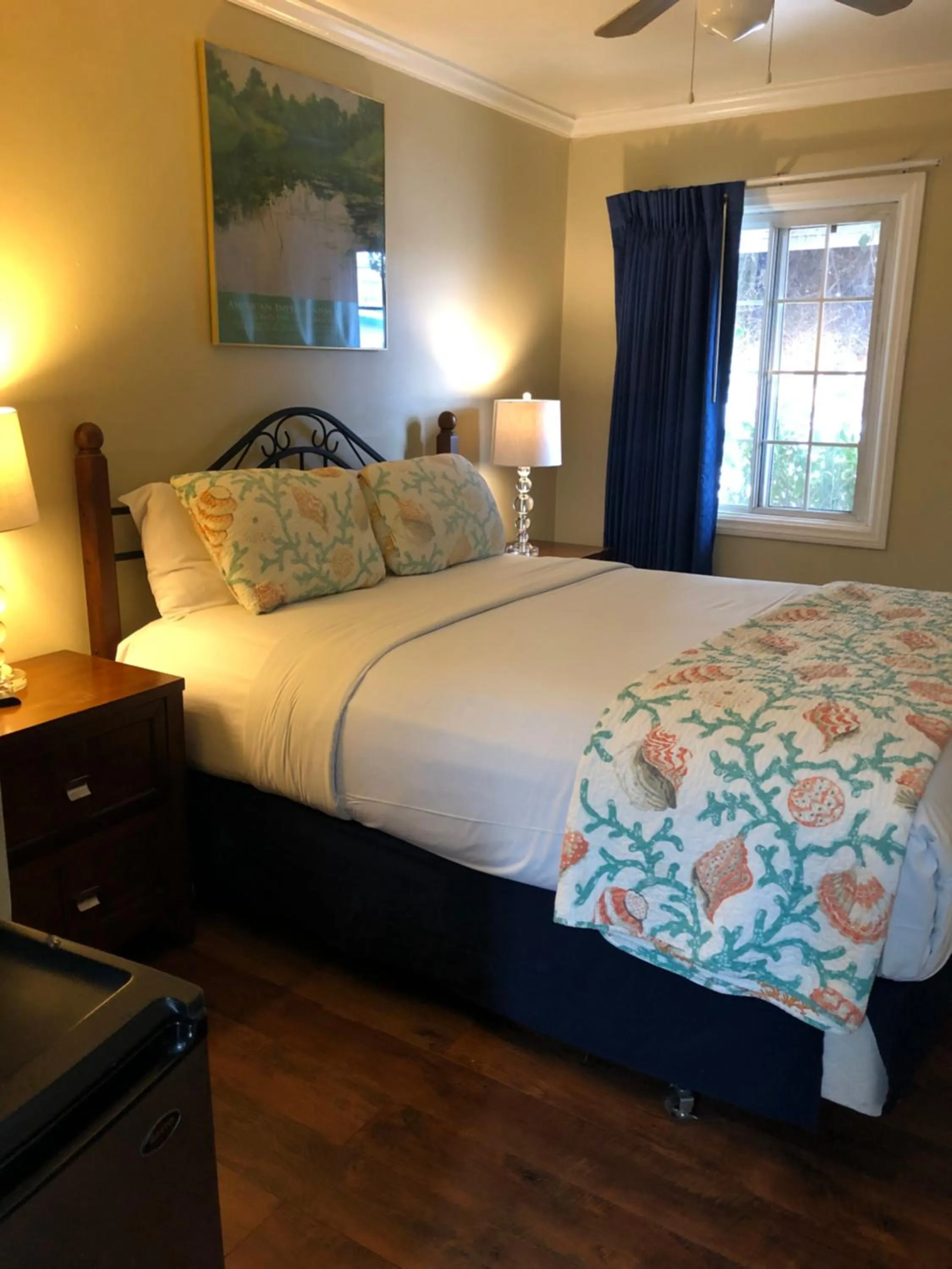 Bed in Rest Haven Motel