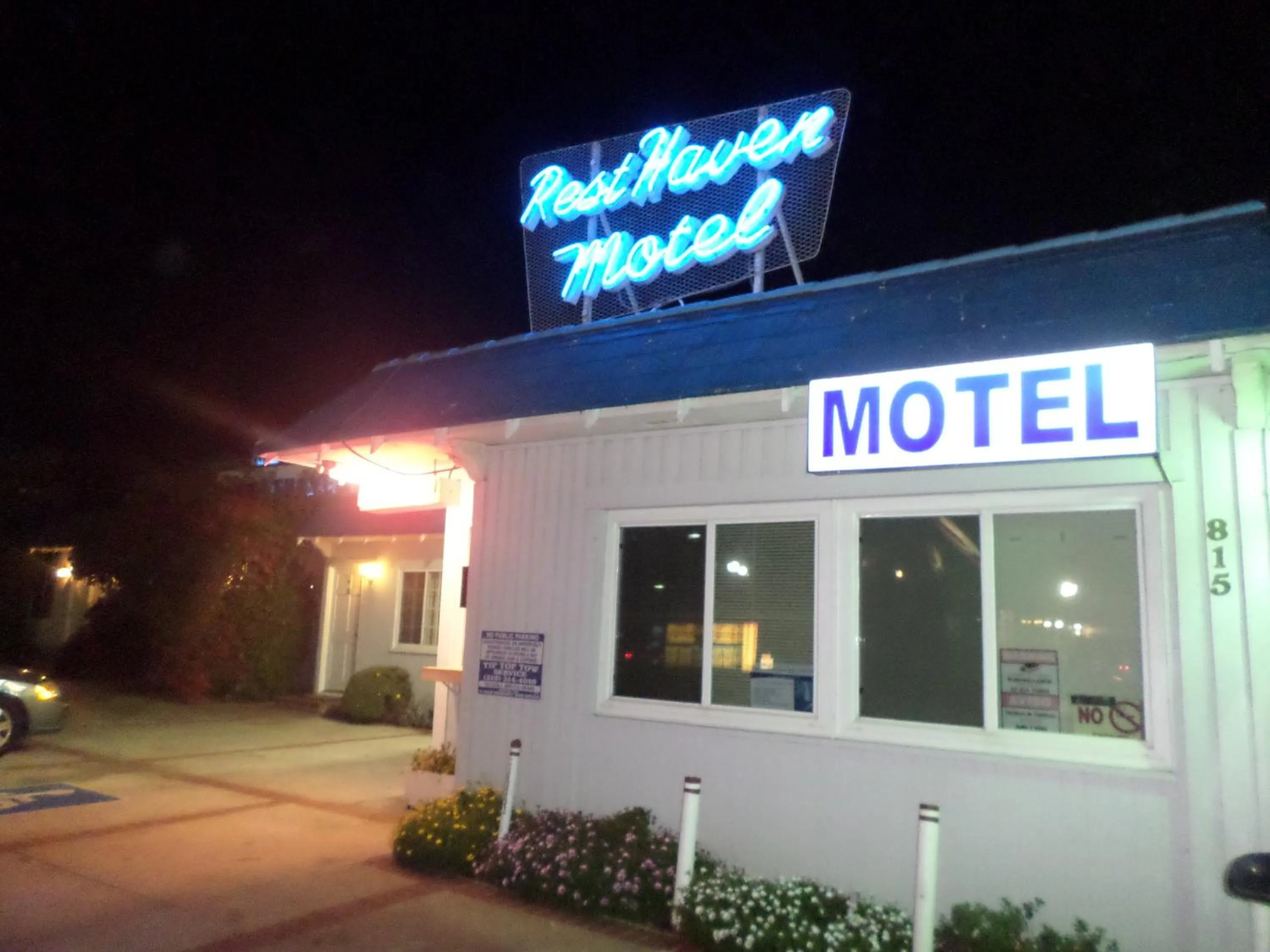 Facade/entrance in Rest Haven Motel