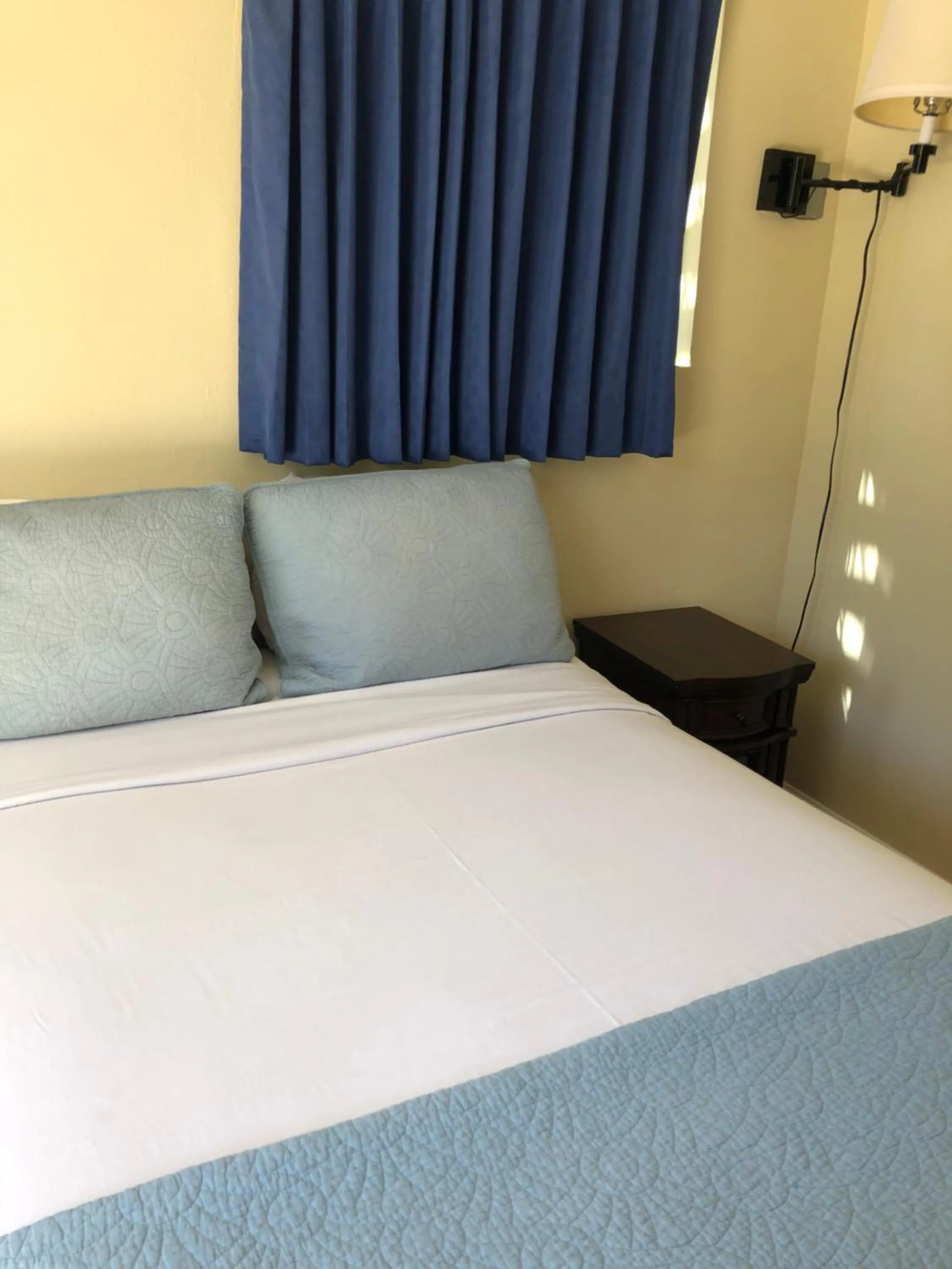 Bed in Rest Haven Motel