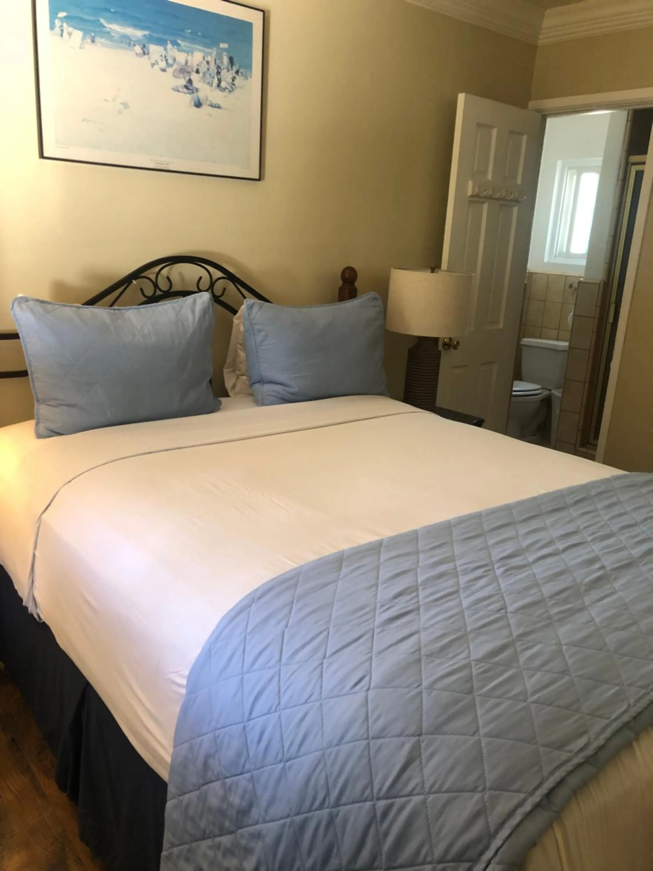 Bed in Rest Haven Motel