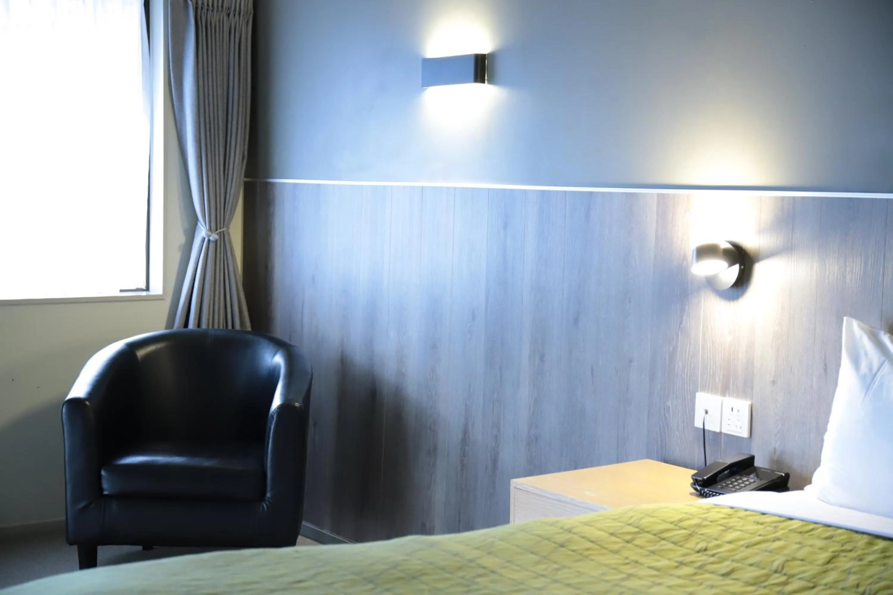 Bed in Airport Manor Inn