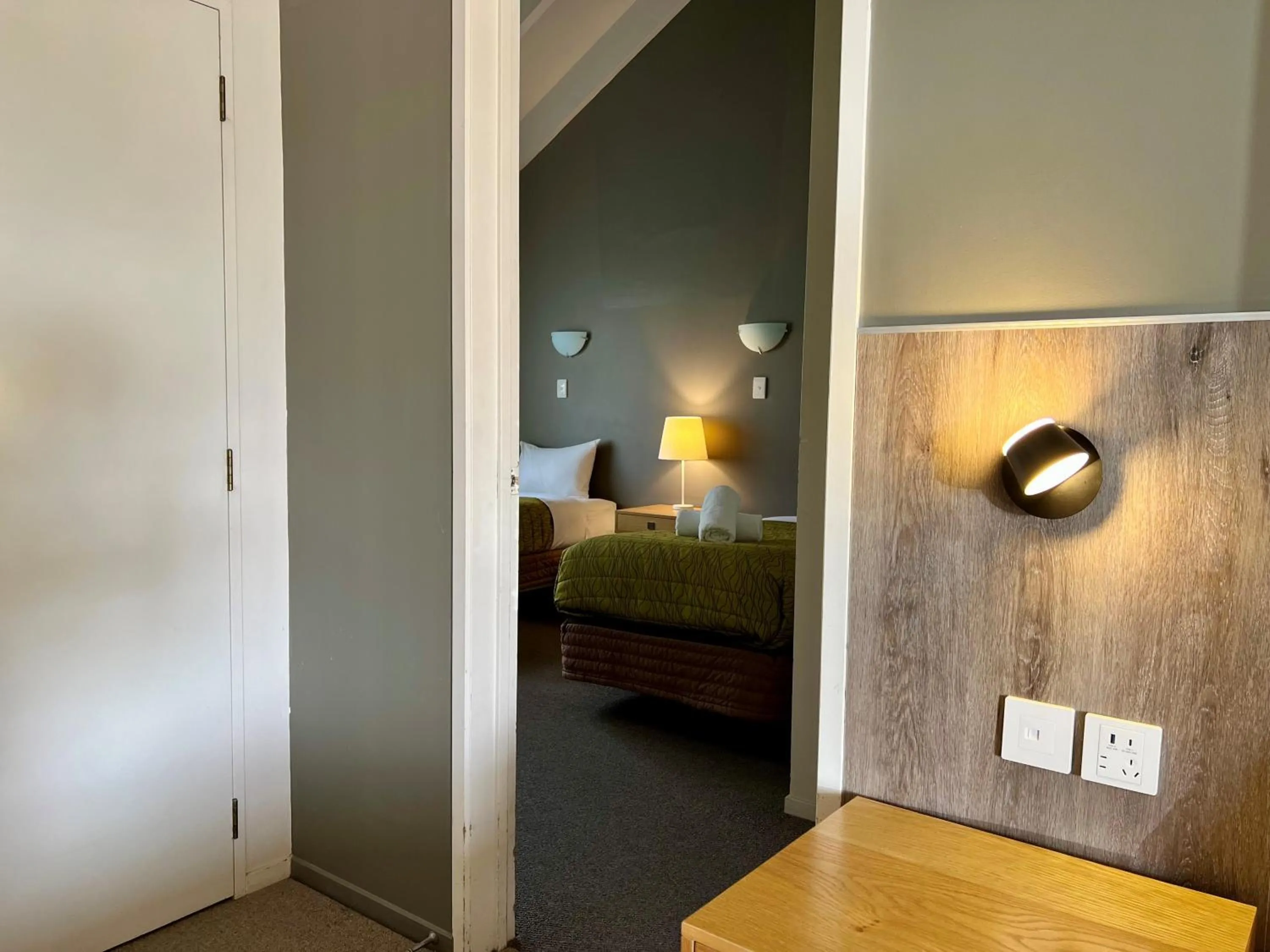 Bed in Airport Manor Inn