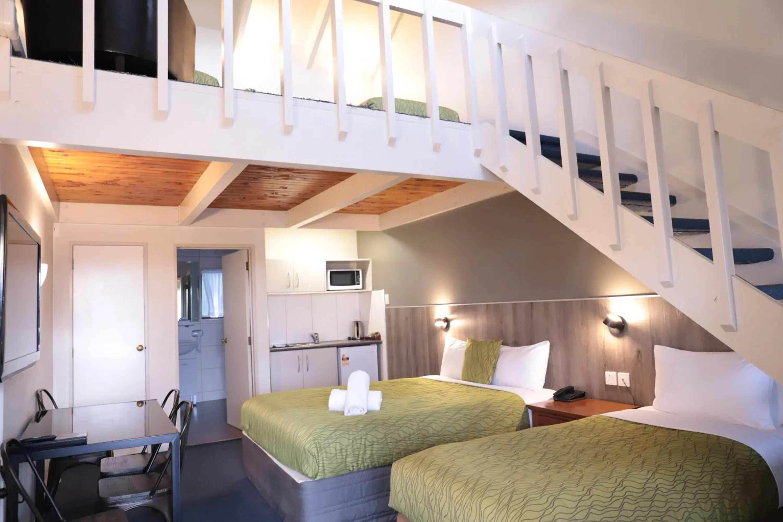 Bedroom, Bed in Airport Manor Inn Bedroom, Bed in Airport Manor Inn