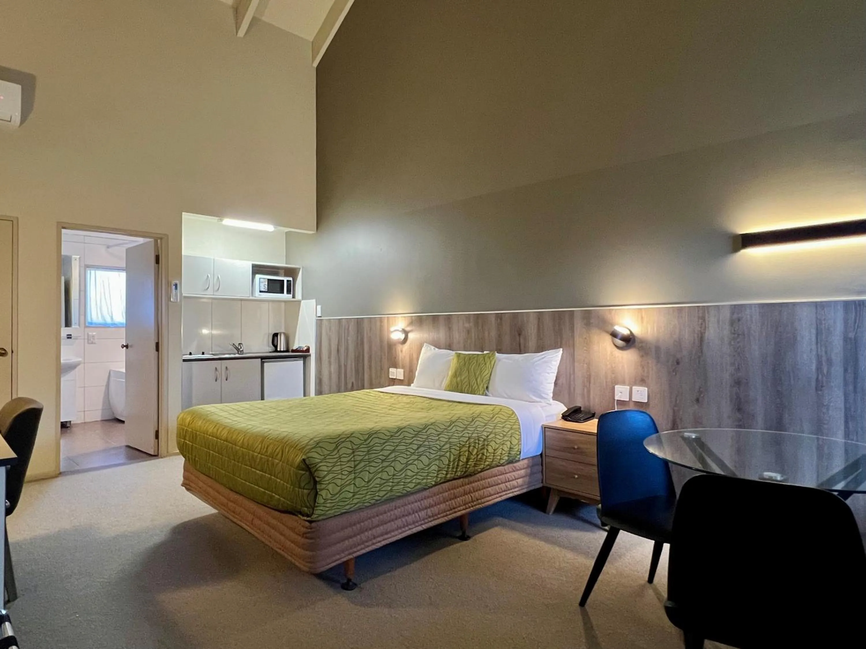 Bed in Airport Manor Inn