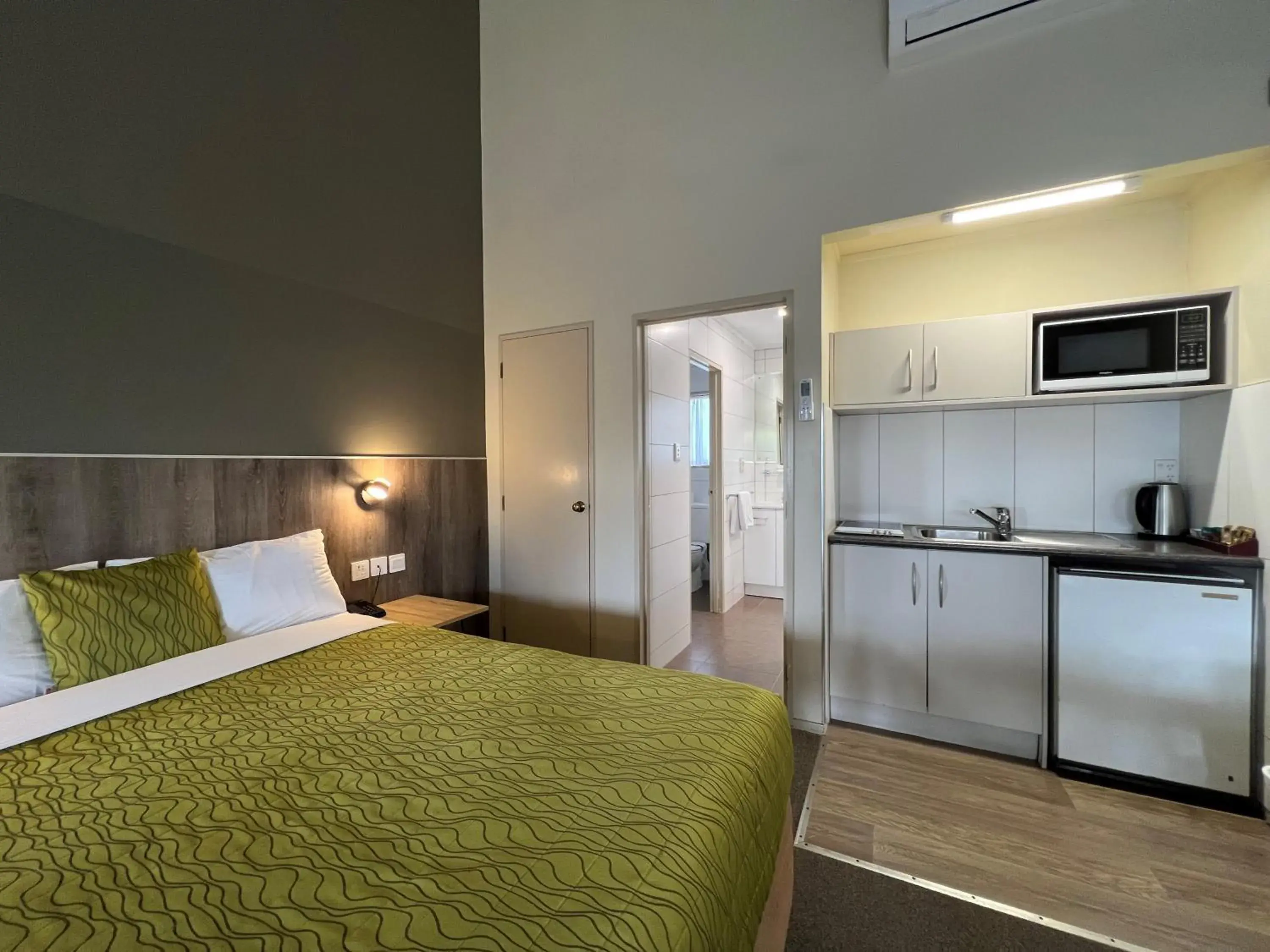 Bed in Airport Manor Inn Bed in Airport Manor Inn