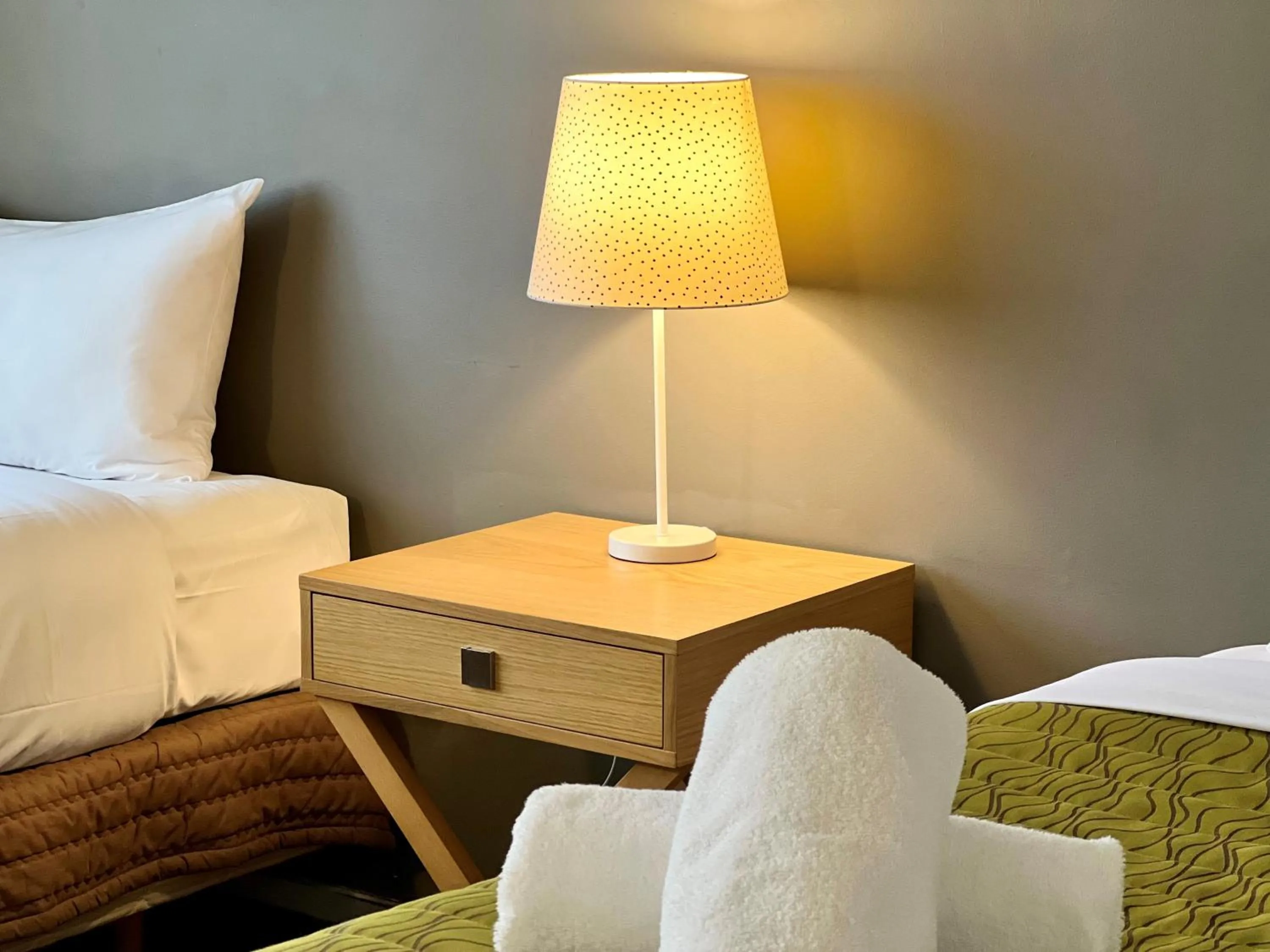 Bed in Airport Manor Inn