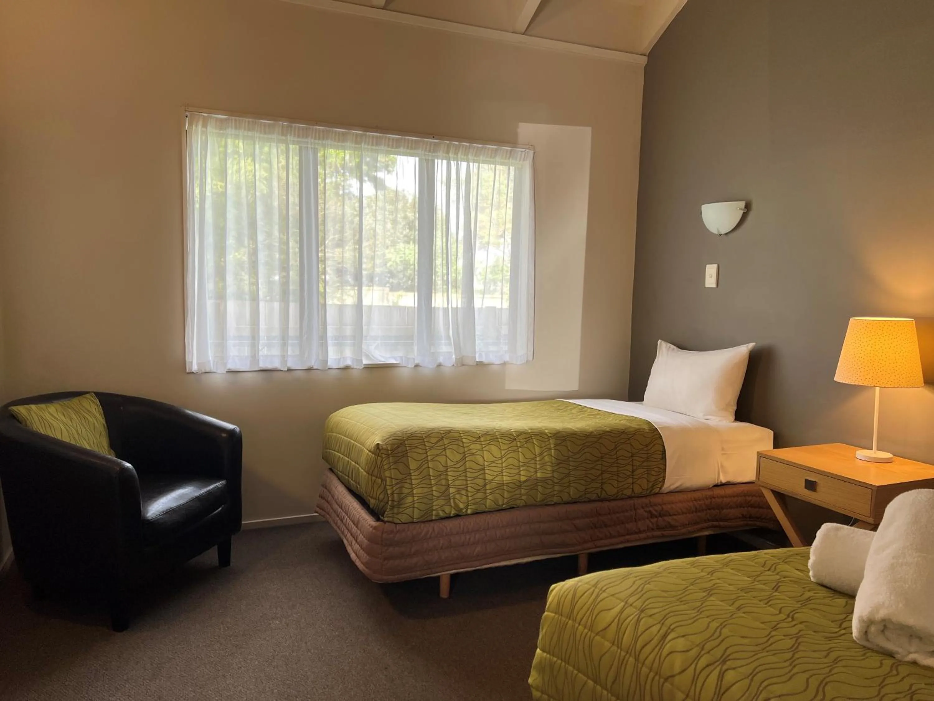 Bed in Airport Manor Inn