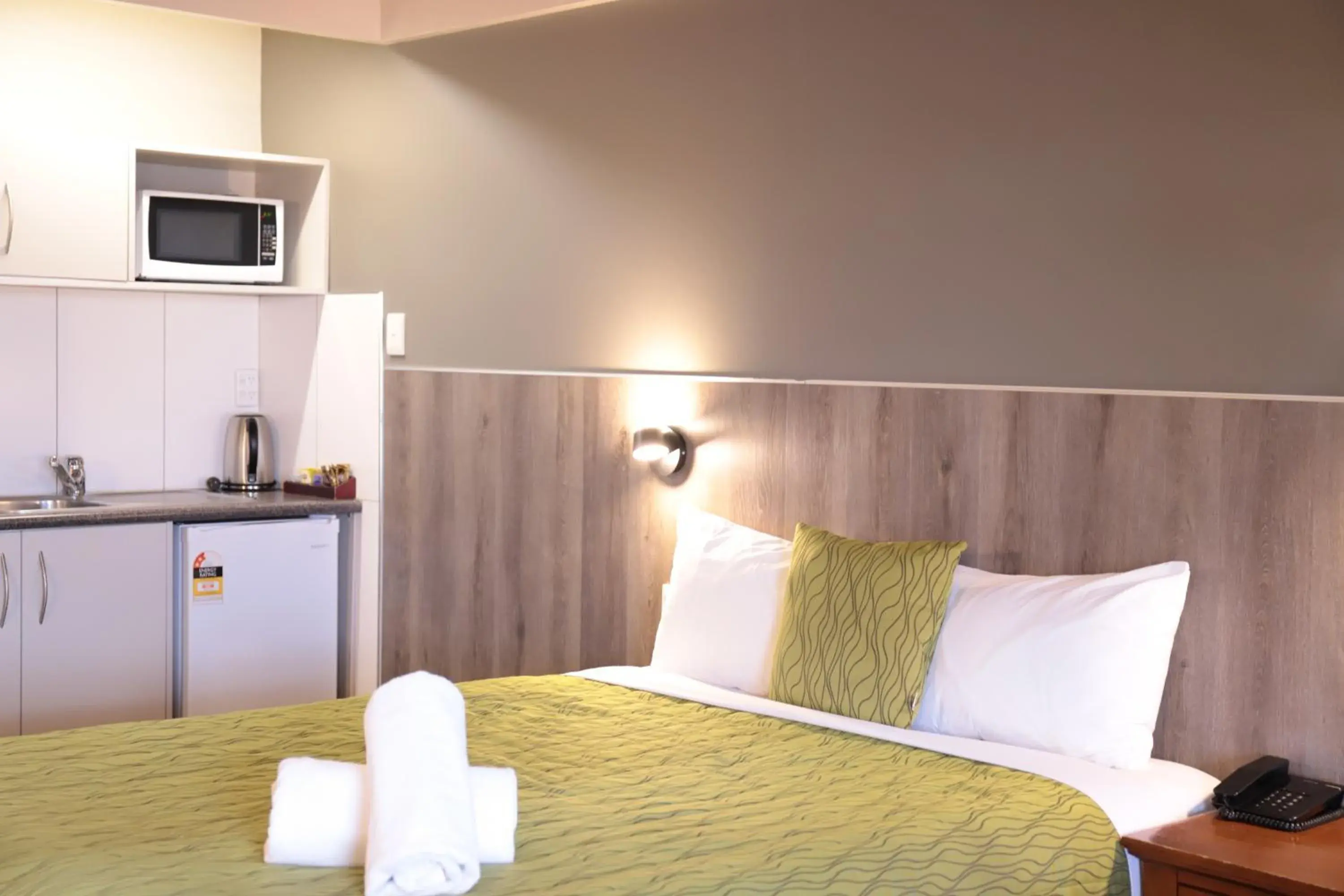 Bed in Airport Manor Inn Bed in Airport Manor Inn