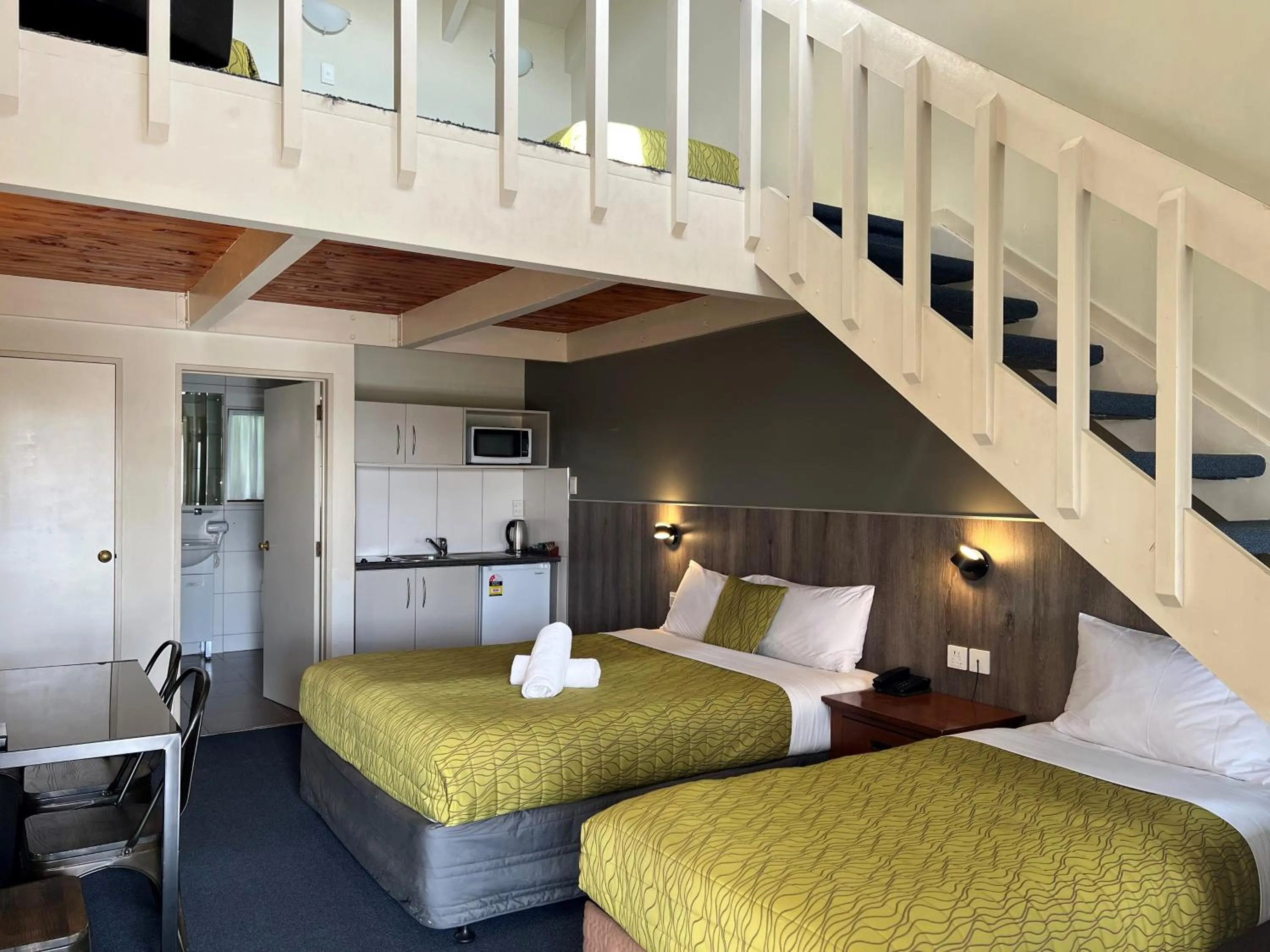 Bed in Airport Manor Inn