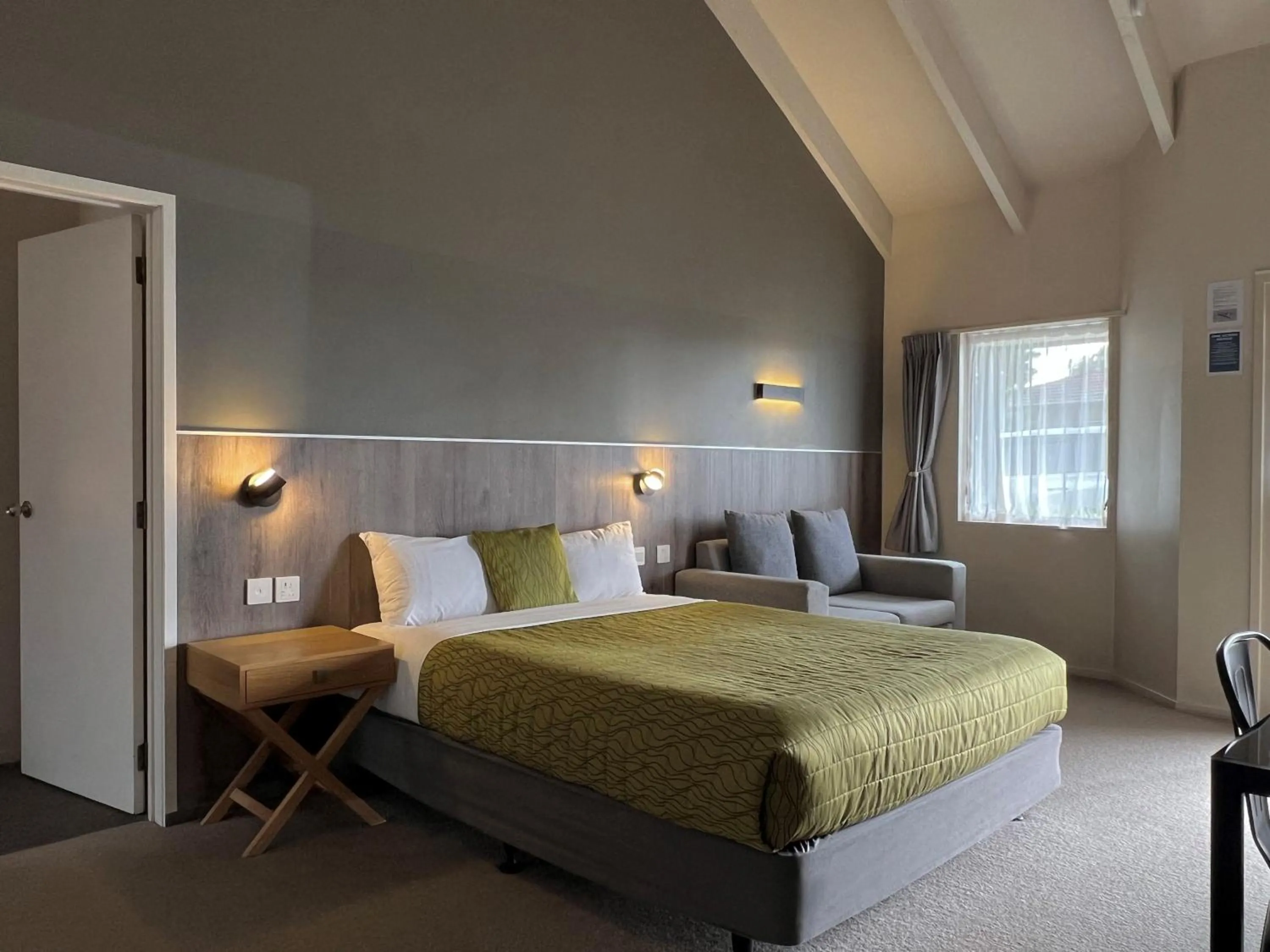 Bed in Airport Manor Inn