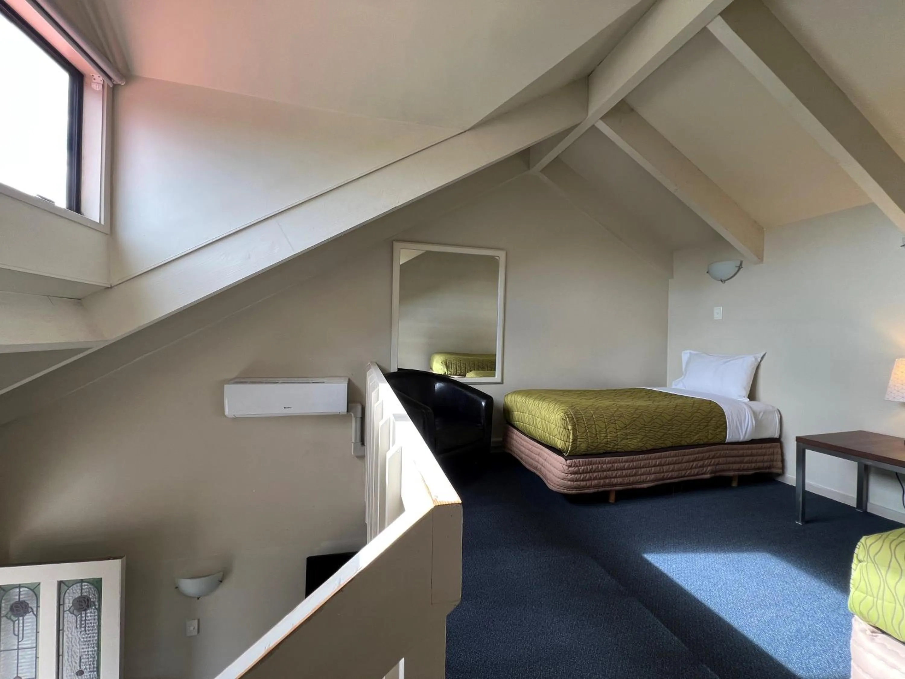 Bed in Airport Manor Inn