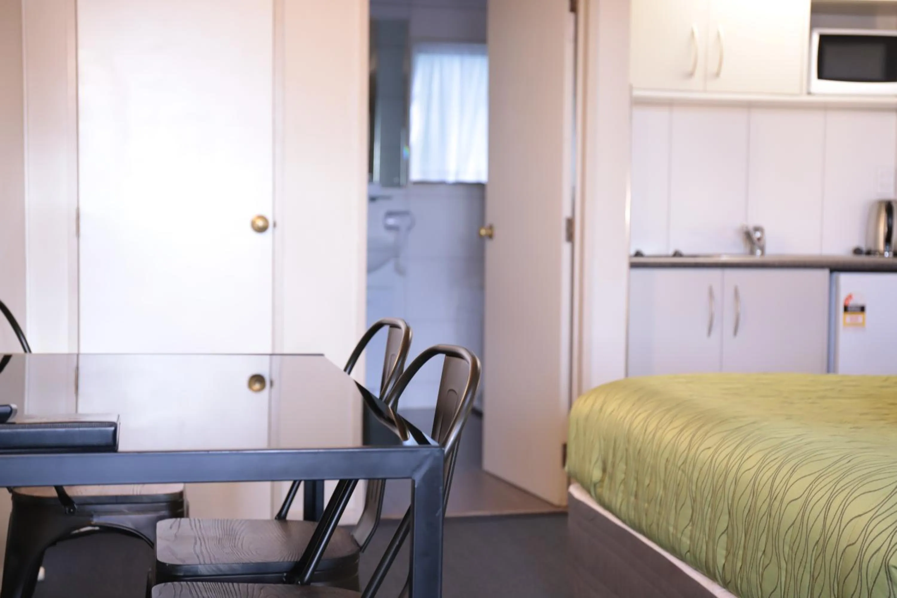 Bed in Airport Manor Inn