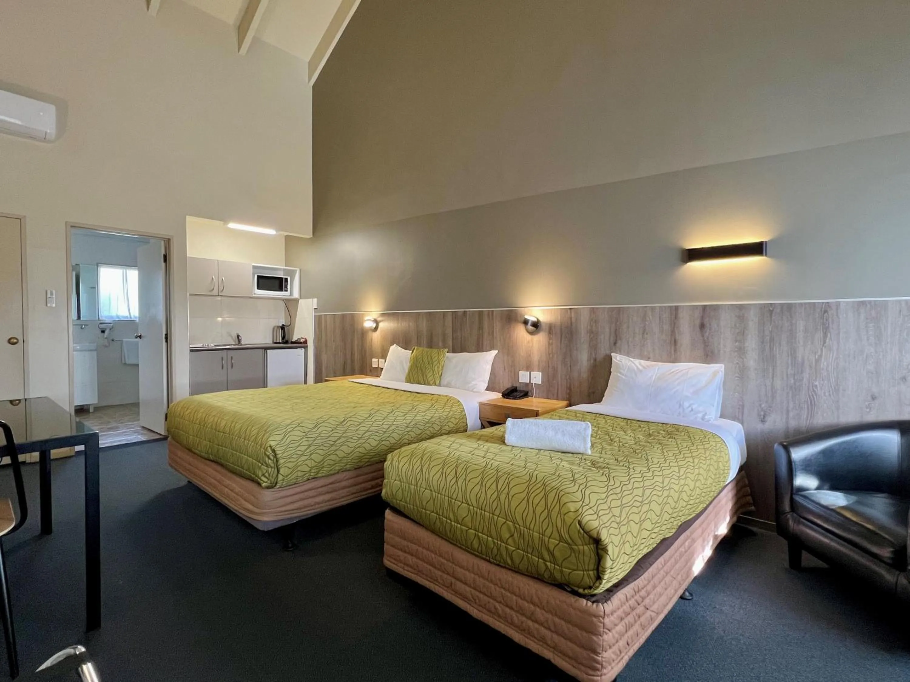 Bed in Airport Manor Inn