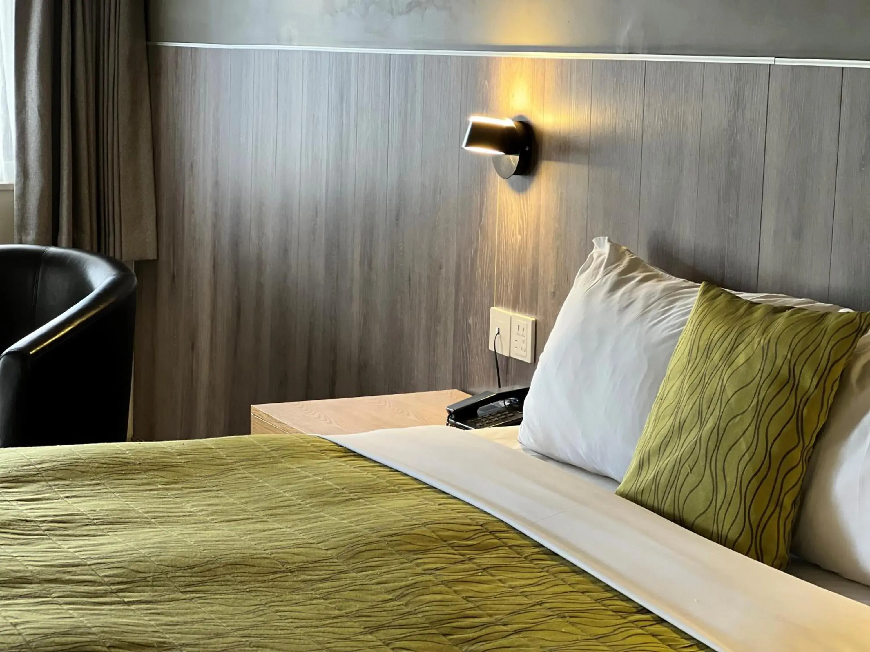 Bed in Airport Manor Inn Bed in Airport Manor Inn