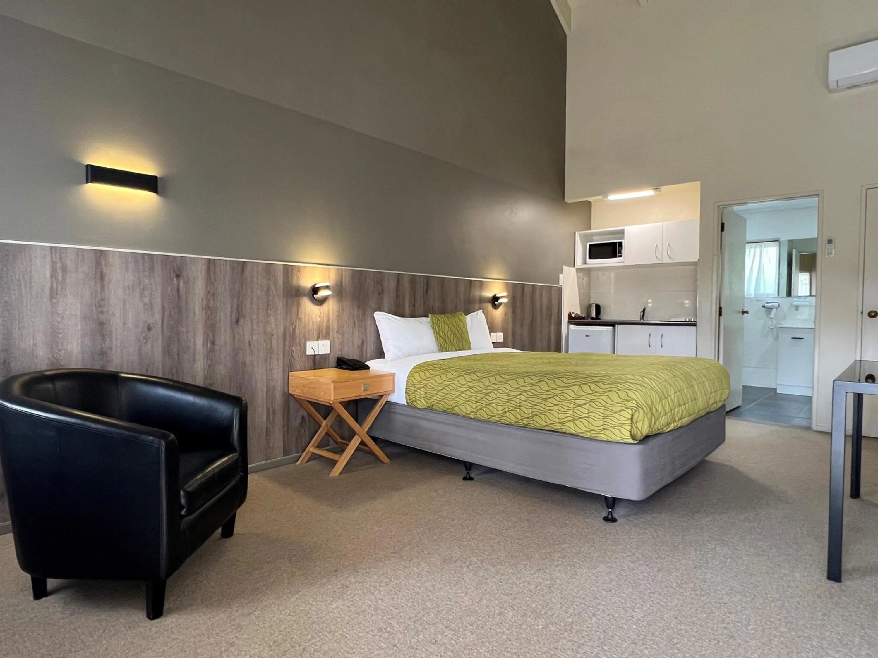 Bed in Airport Manor Inn