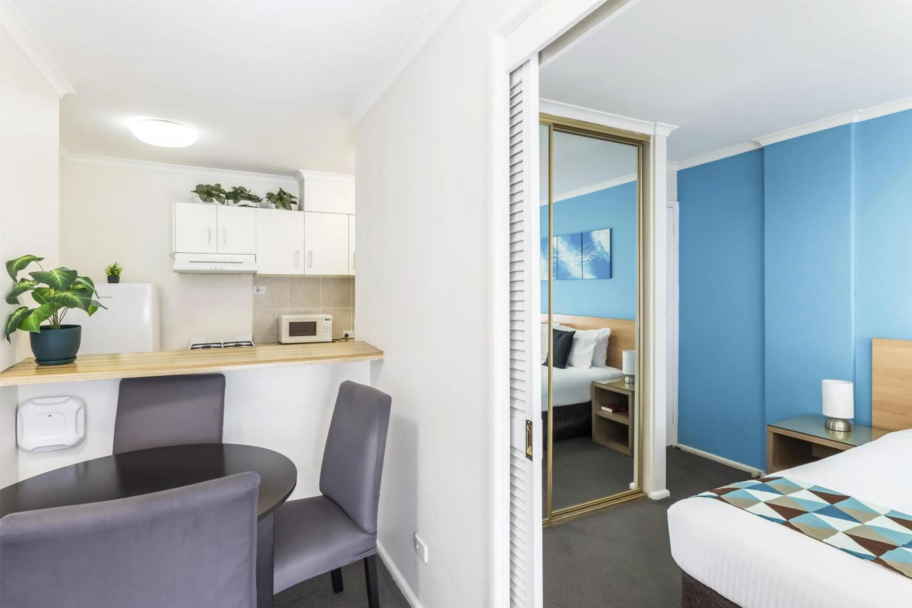 Kitchen or kitchenette, Bed in Metro Apartments on King